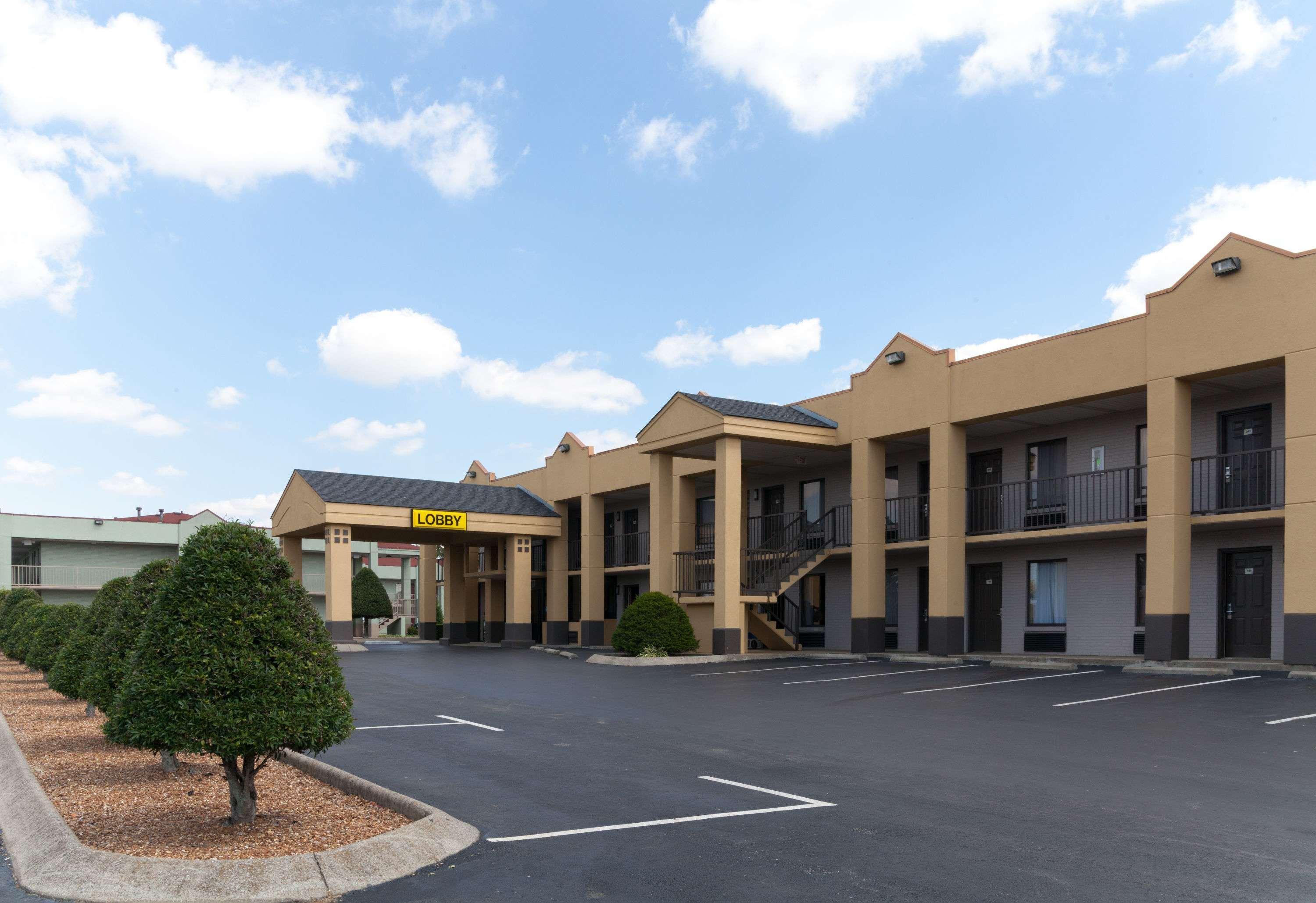 Vista Exterior Super 8 by Wyndham Clarksville Northeast
