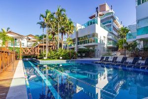 Alquiler Vacacional - Excelente apartamento em condomínio pé na Areia.