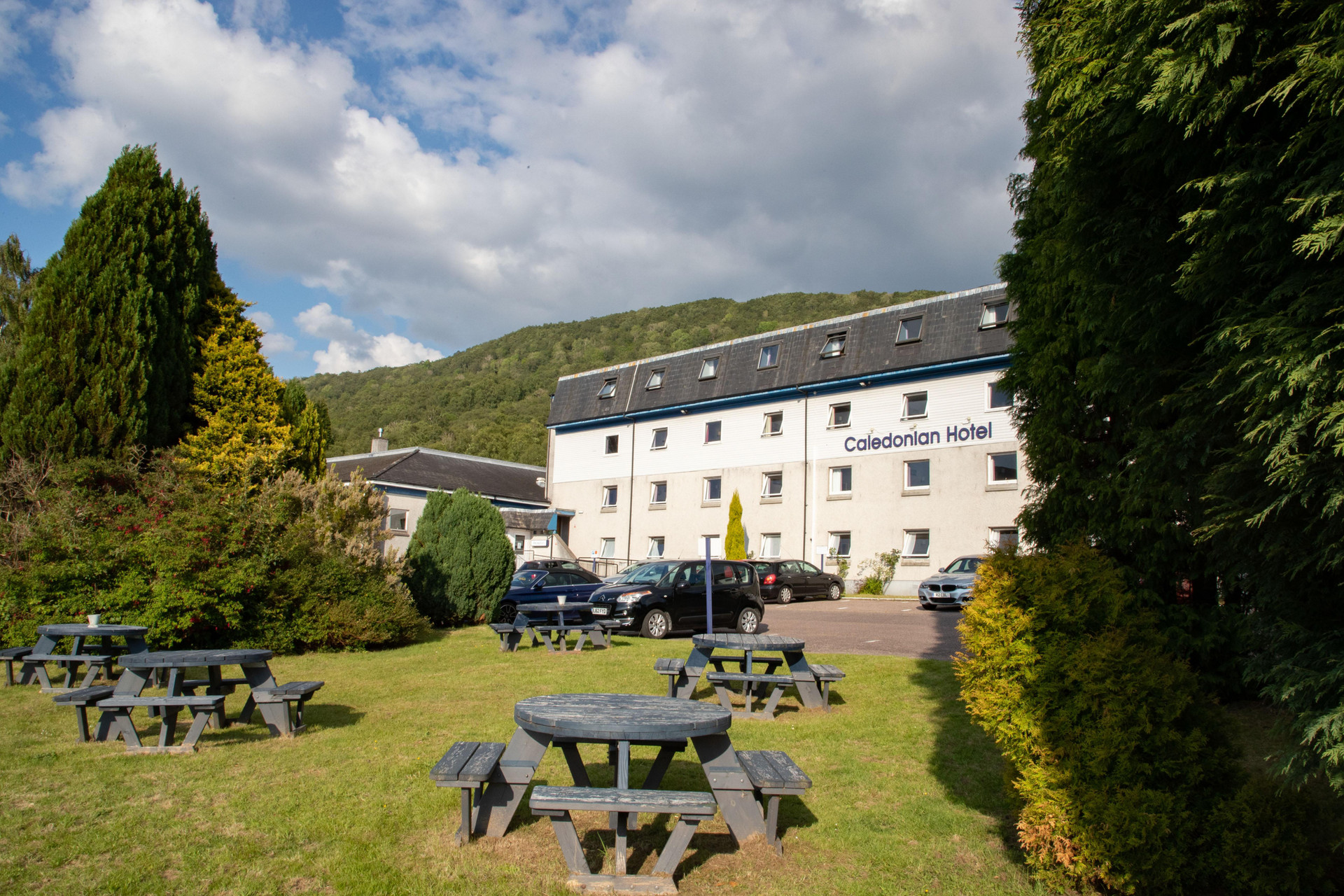 Vista Exterior The Caledonian Hotel