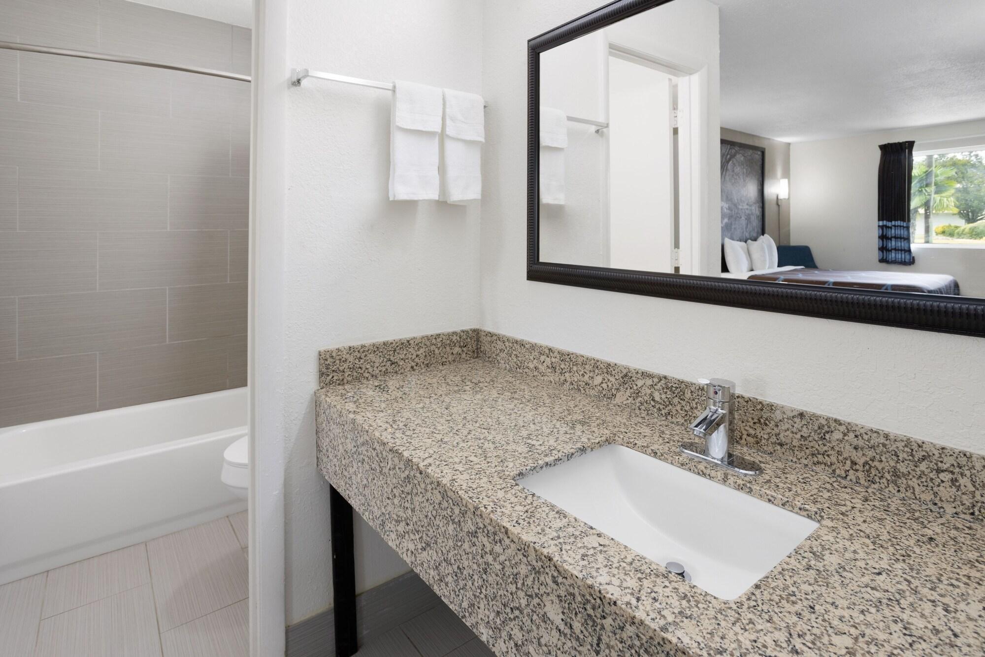 Equipamiento de Habitación Super 8 by Wyndham Perry National Fairground Area I-75