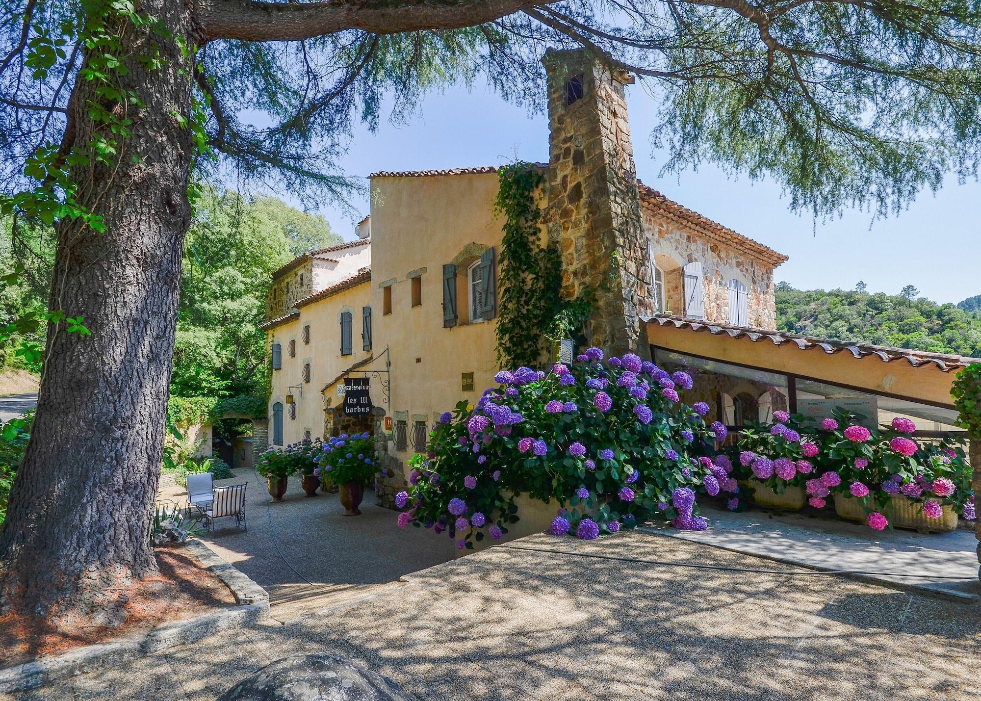 Varios Hôtel les 3 Barbus