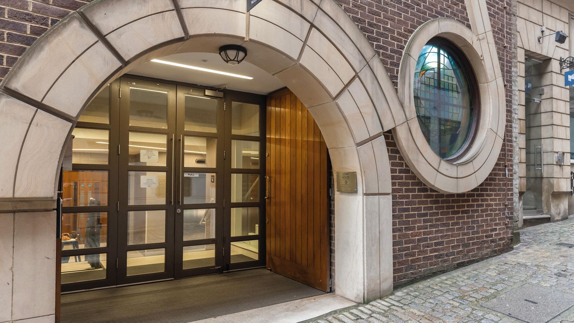 Vista Exterior Monument Serviced Apartments LovelyStay