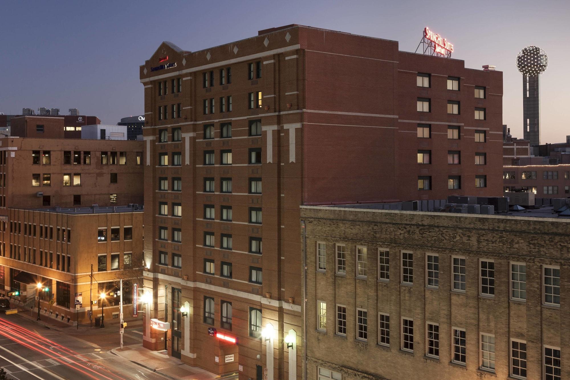 Vista da fachada SpringHill Suites Dallas Downtown/West End