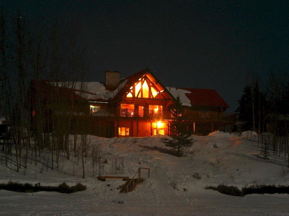 Inn On The Lake by null