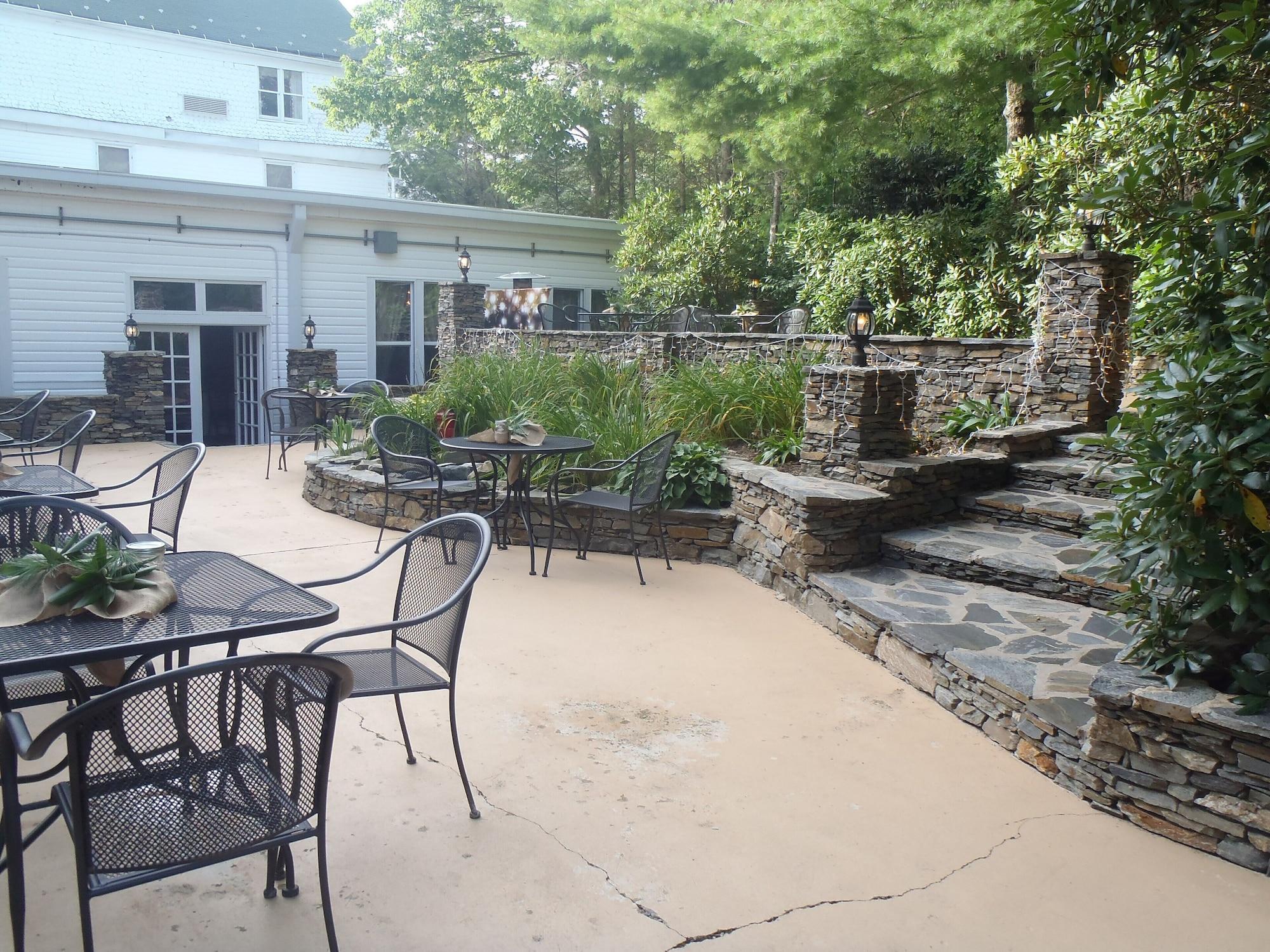 Varios Green Park Inn