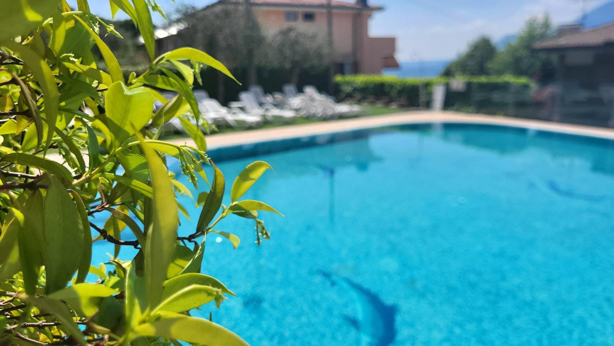 Vista Piscina Villa Josefine Fron Lake - Adults Only