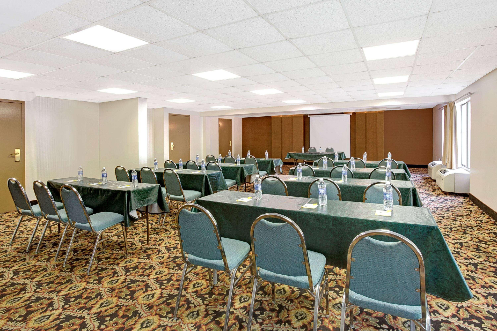 Sala de Reuniones Days Inn by Wyndham Newport News City Center Oyster Point