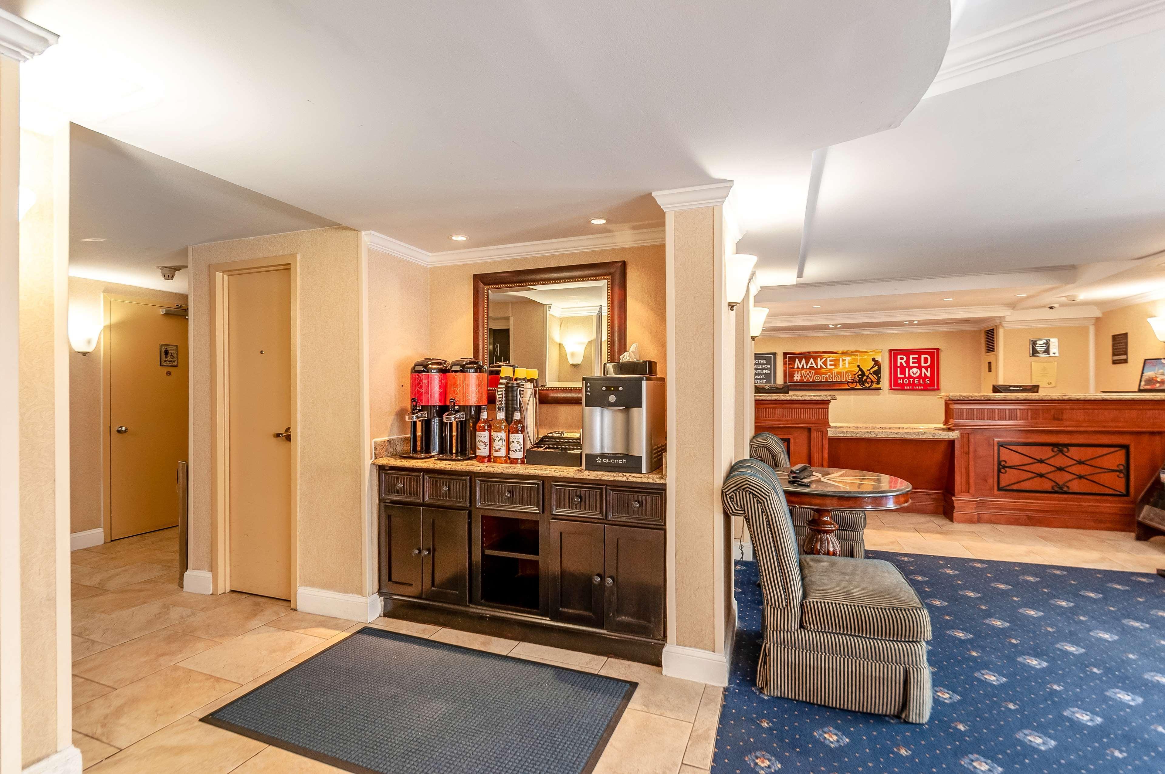 Vista Lobby Red Lion Hotel Rosslyn Iwo Jima