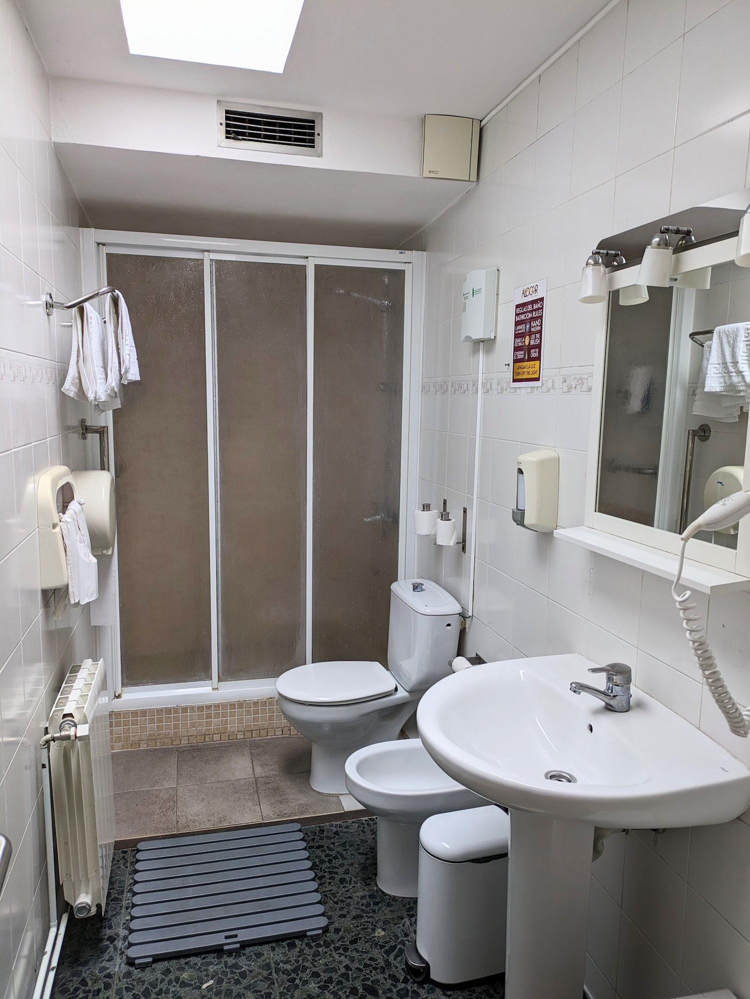 Equipamiento de Habitación Hostal Alogar