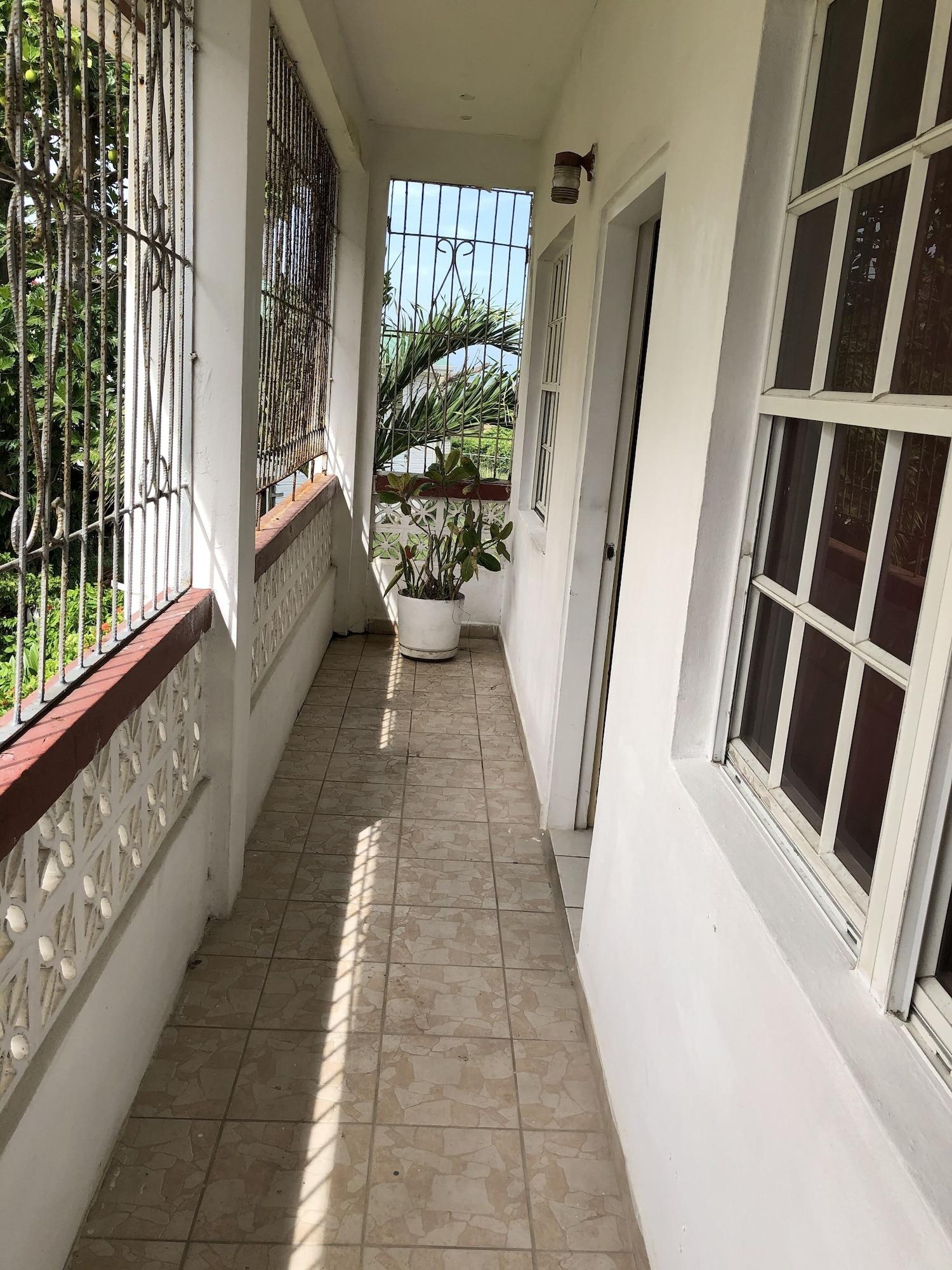 Varios Coningsby Inn