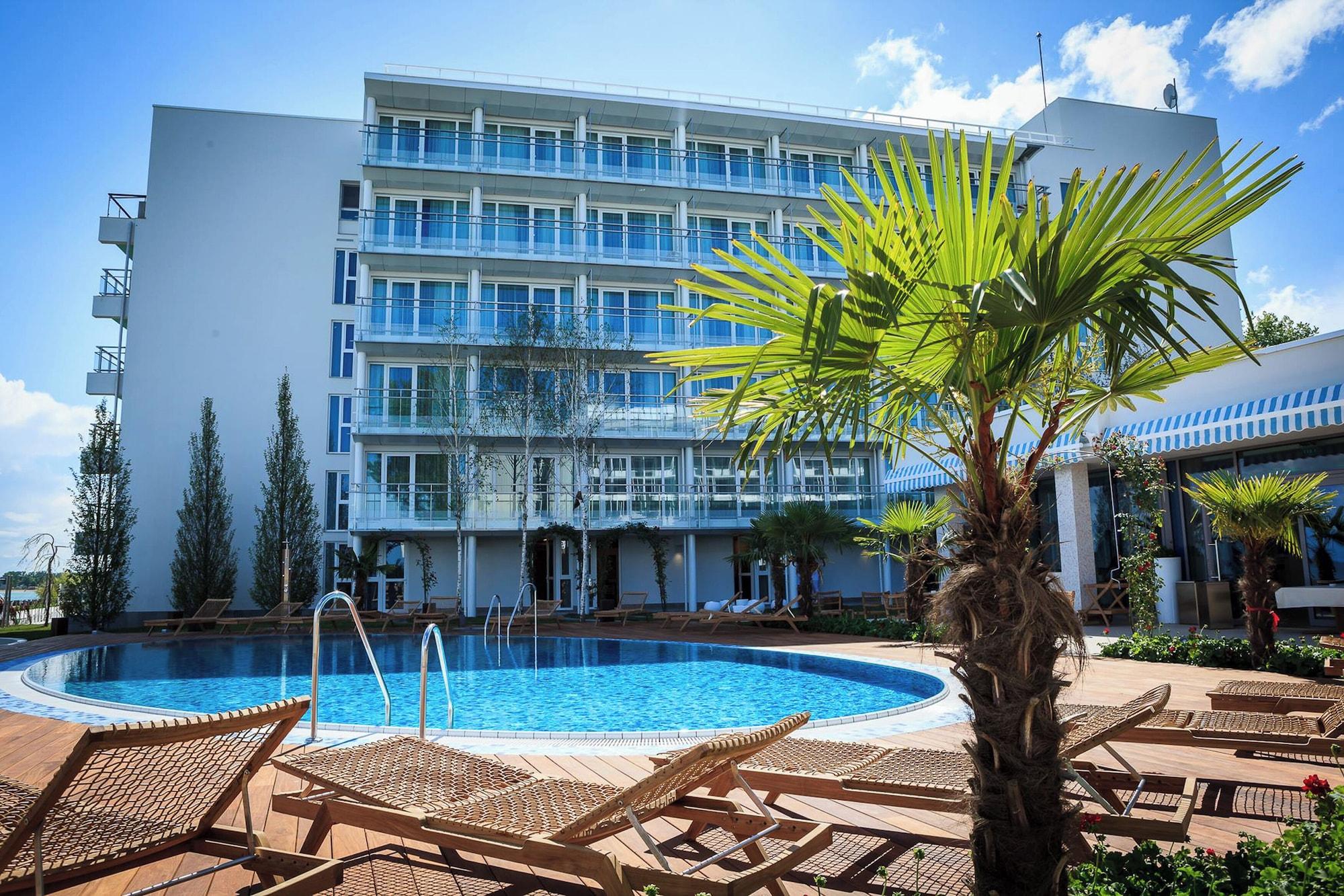 Vista Piscina Carmen International Hotel