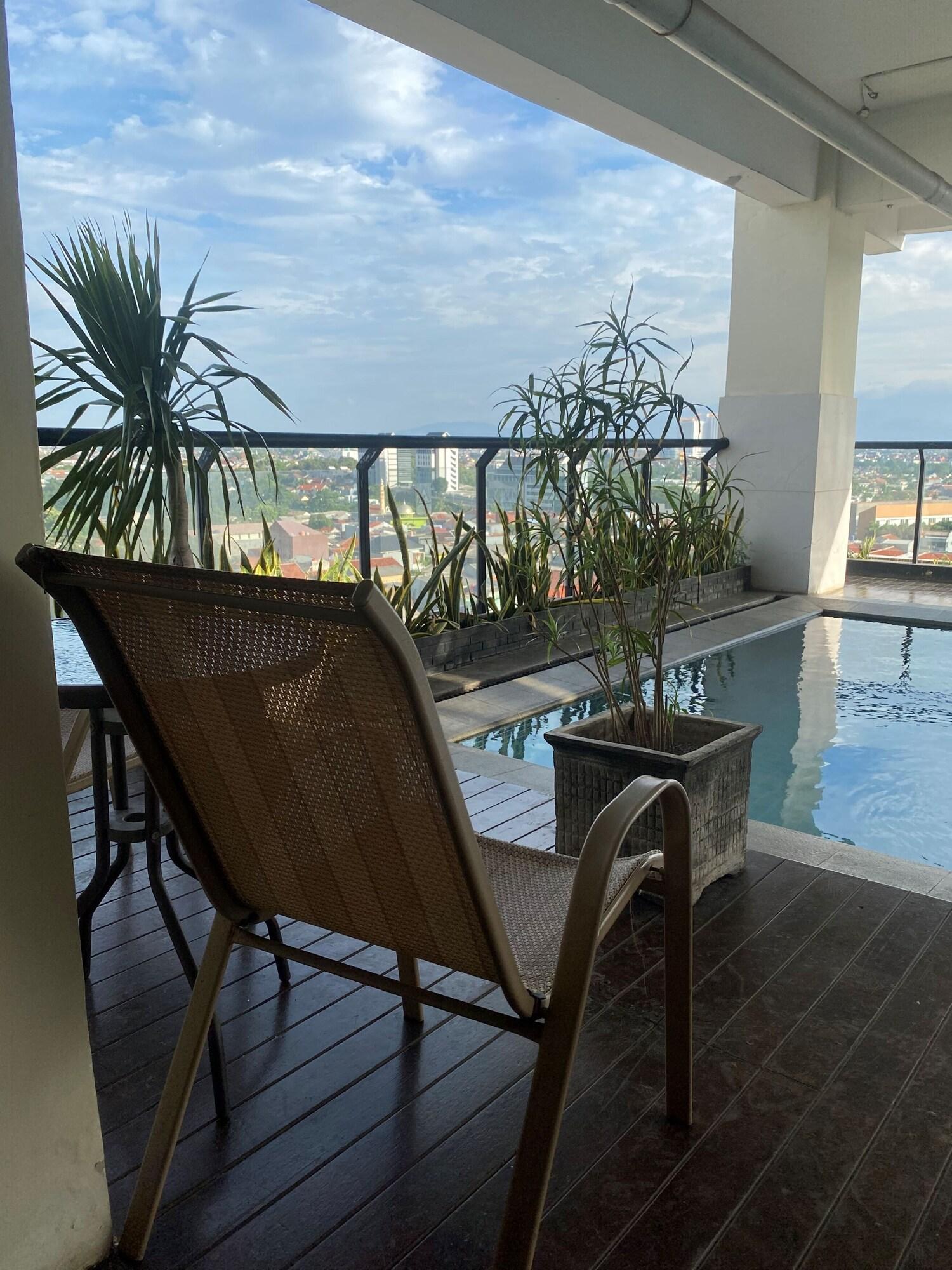 Vista Piscina Daima Suites Margonda