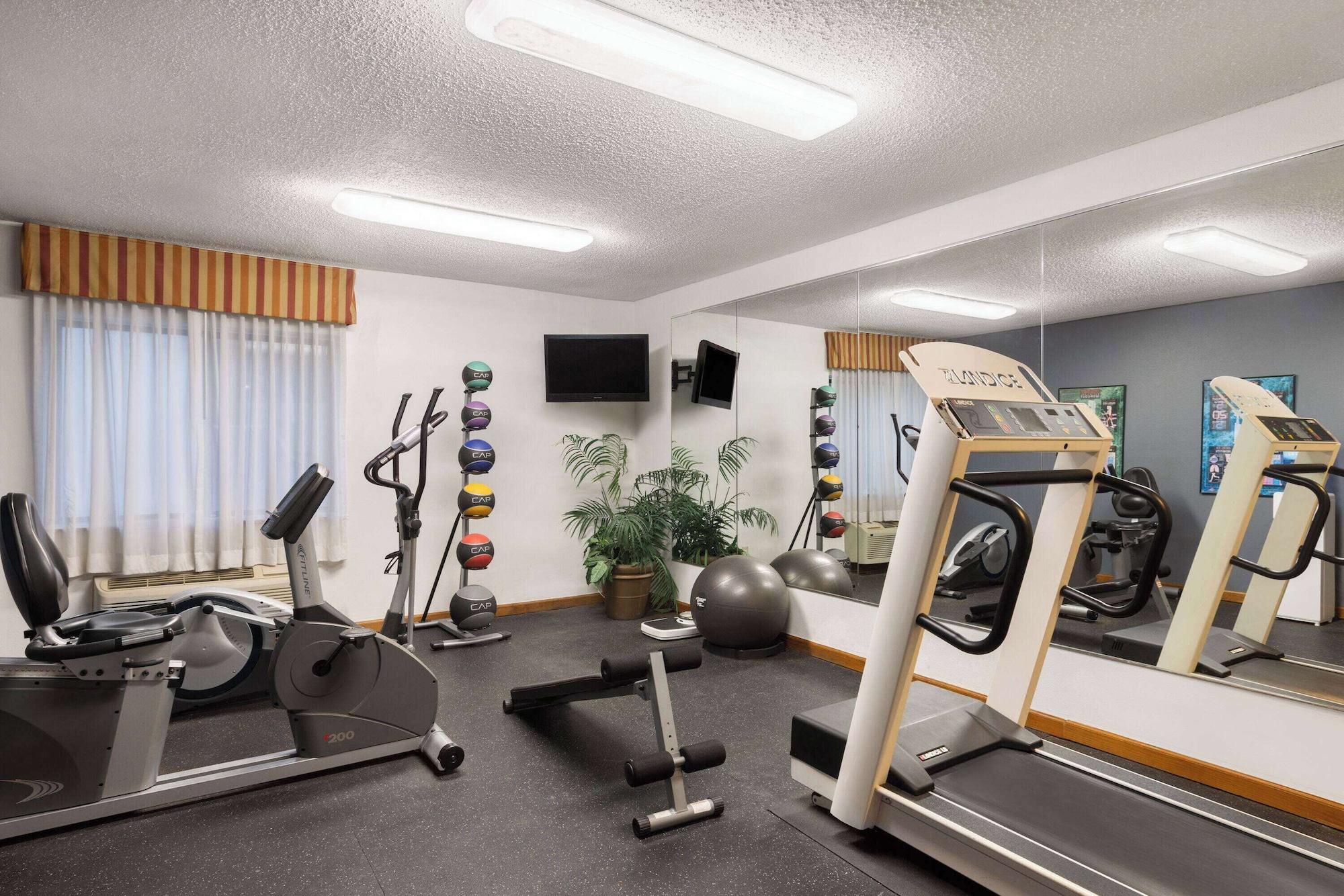 Gimnasio Days Inn & Suites by Wyndham Kansas City South