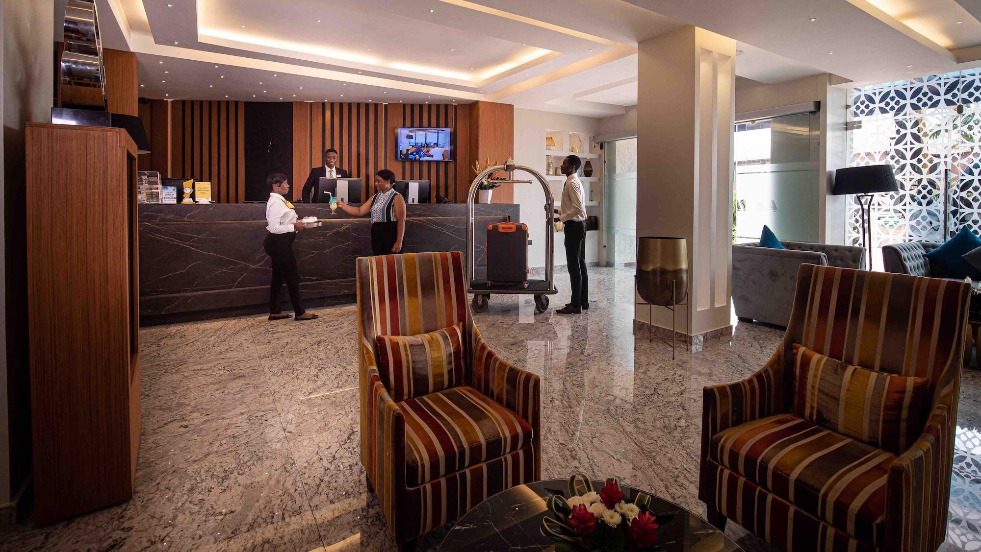 Vista Lobby Oak Plaza Hotels - East Airport