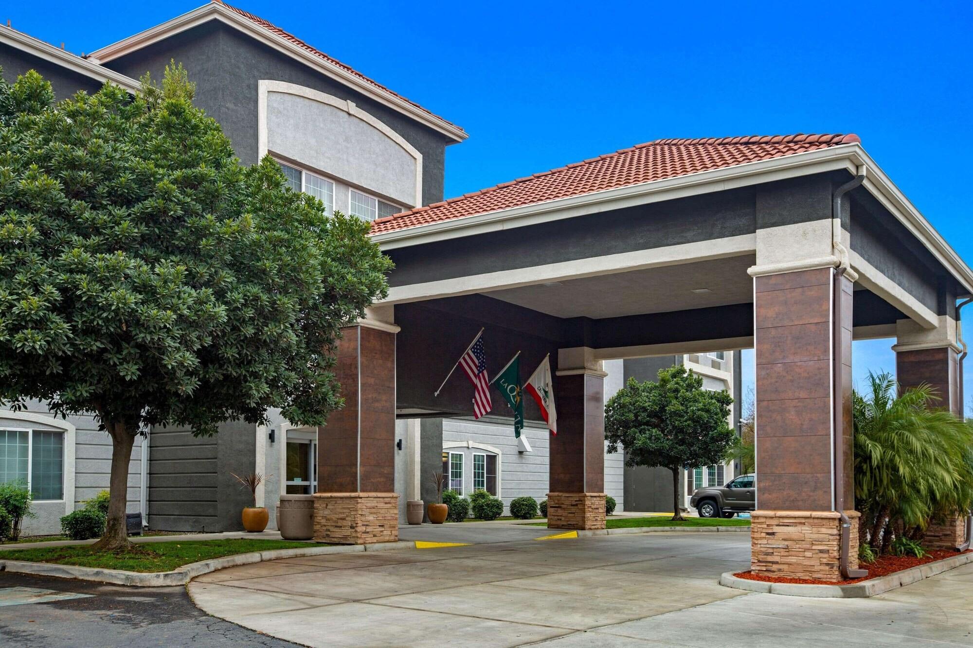 Vista Exterior La Quinta Inn & Suites by Wyndham Visalia/Sequoia Gateway