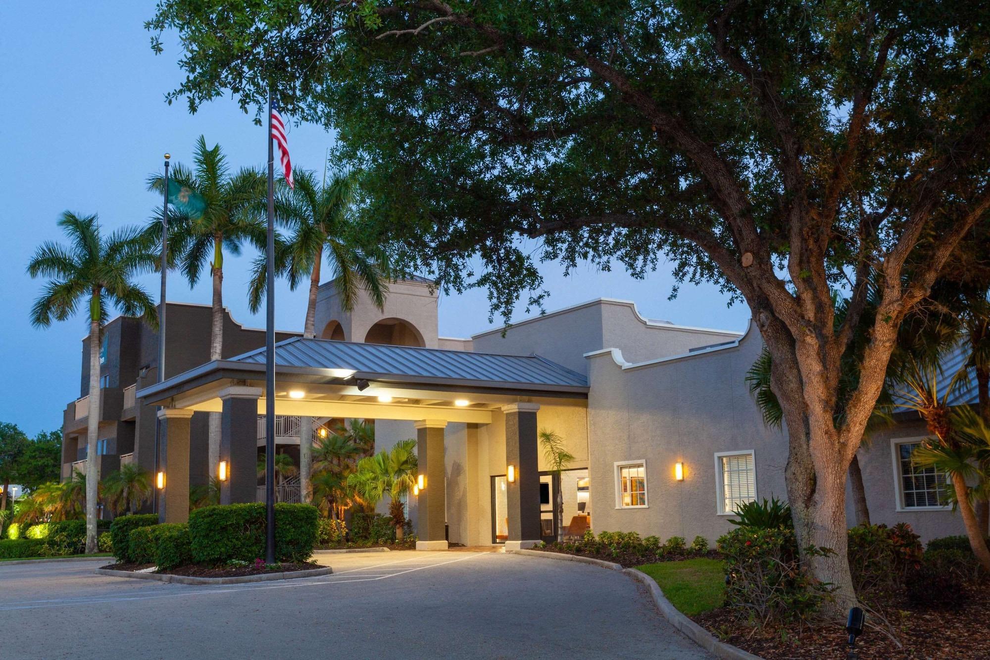 Vista Exterior La Quinta Inn & Suites by Wyndham Ft. Myers-Sanibel Gateway