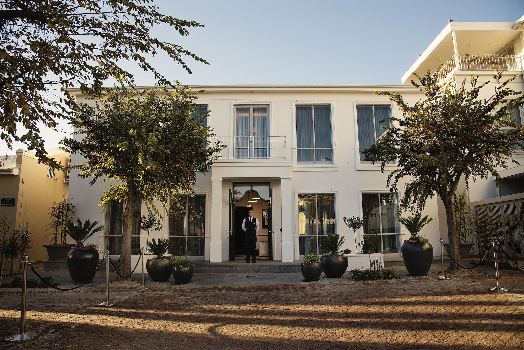 Vista Exterior The Manor House at the Queen Victoria Hotel by NEWMARK