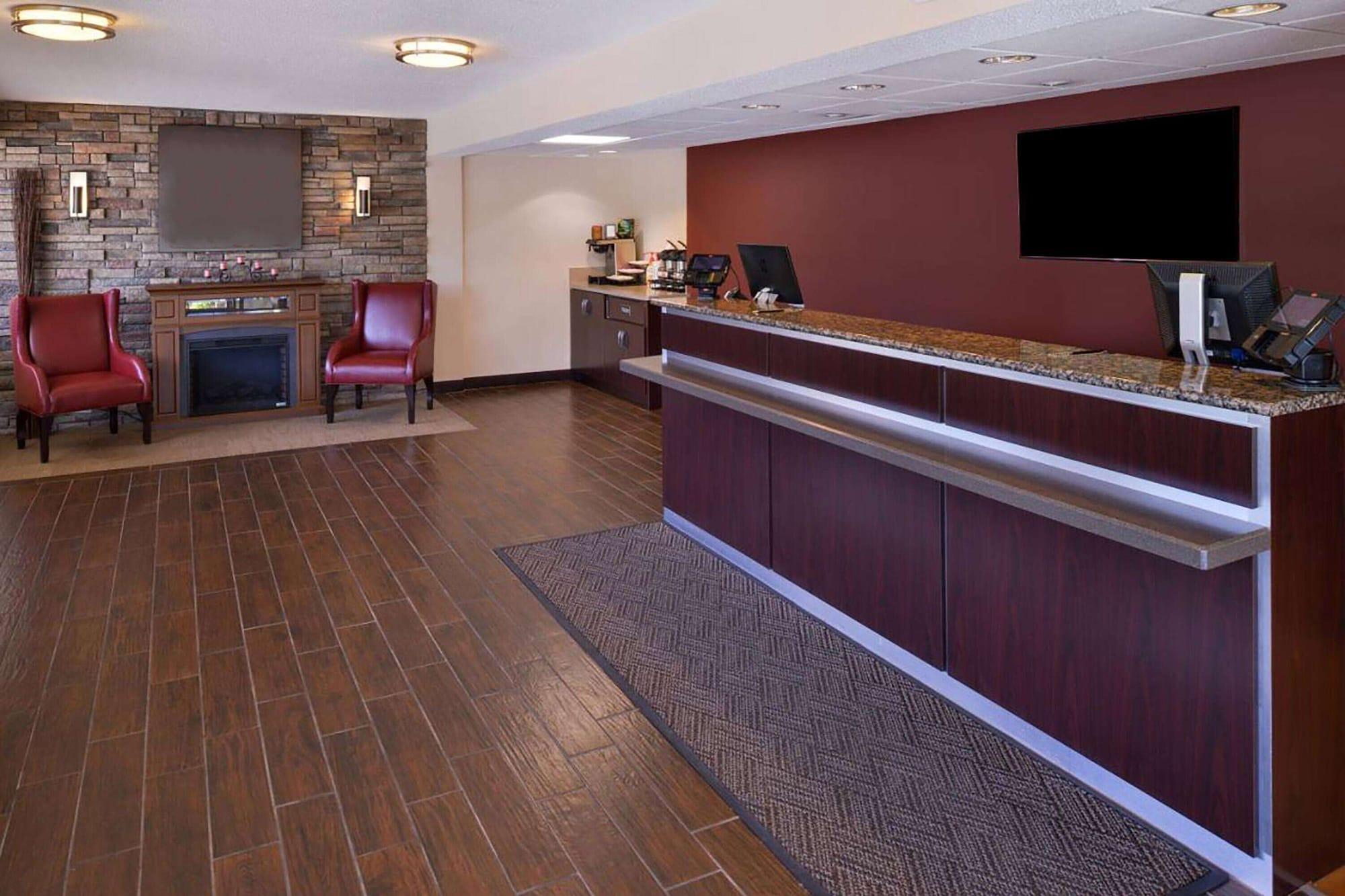 Vista Lobby Super 8 by Wyndham Deerfield/Northbrook