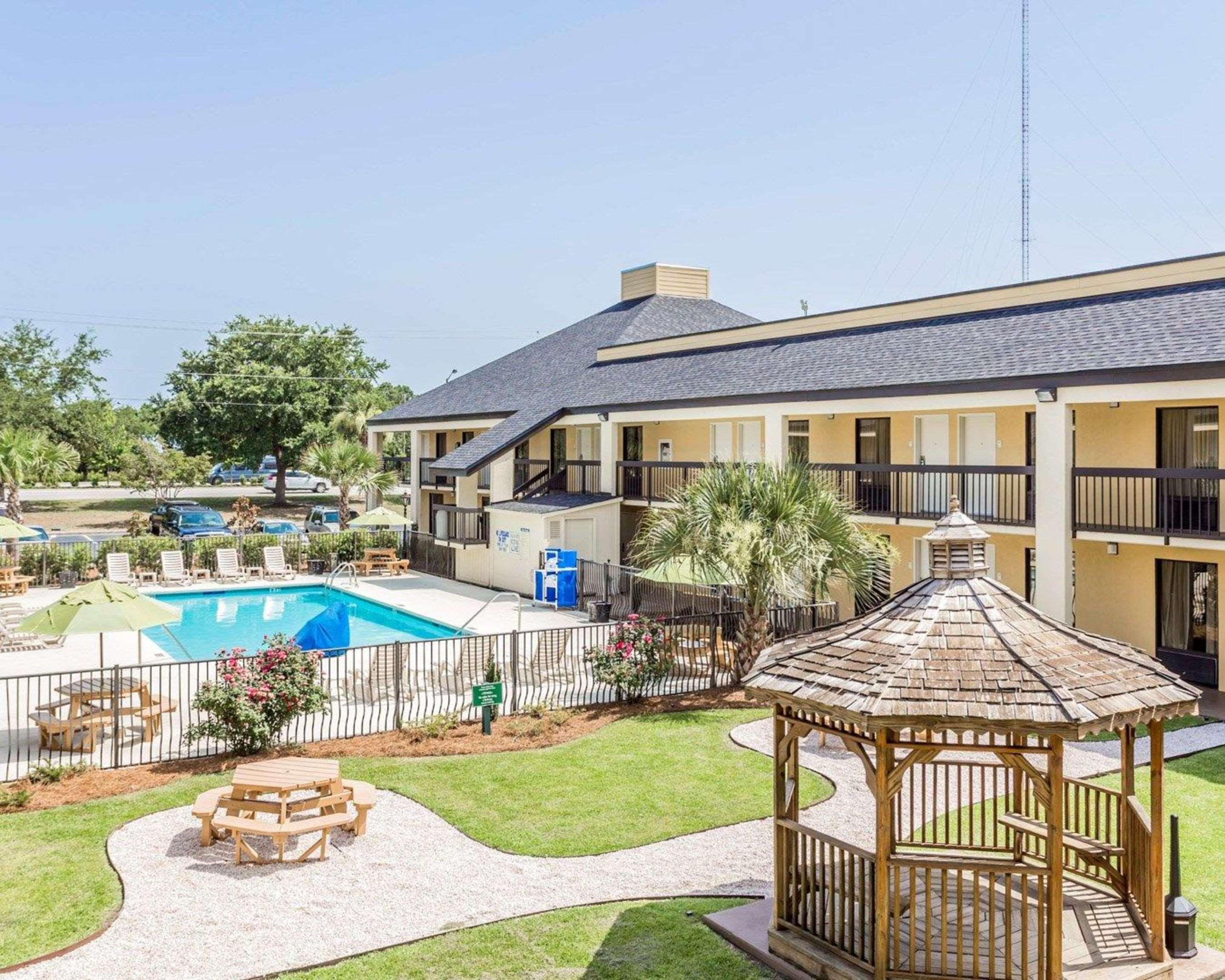 Vista Piscina Clarion Inn Mt. Pleasant