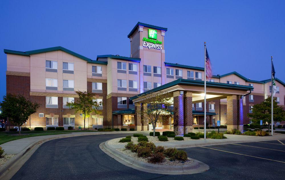 Vista Exterior Holiday Inn Express & Suites Vadnais Heights by IHG