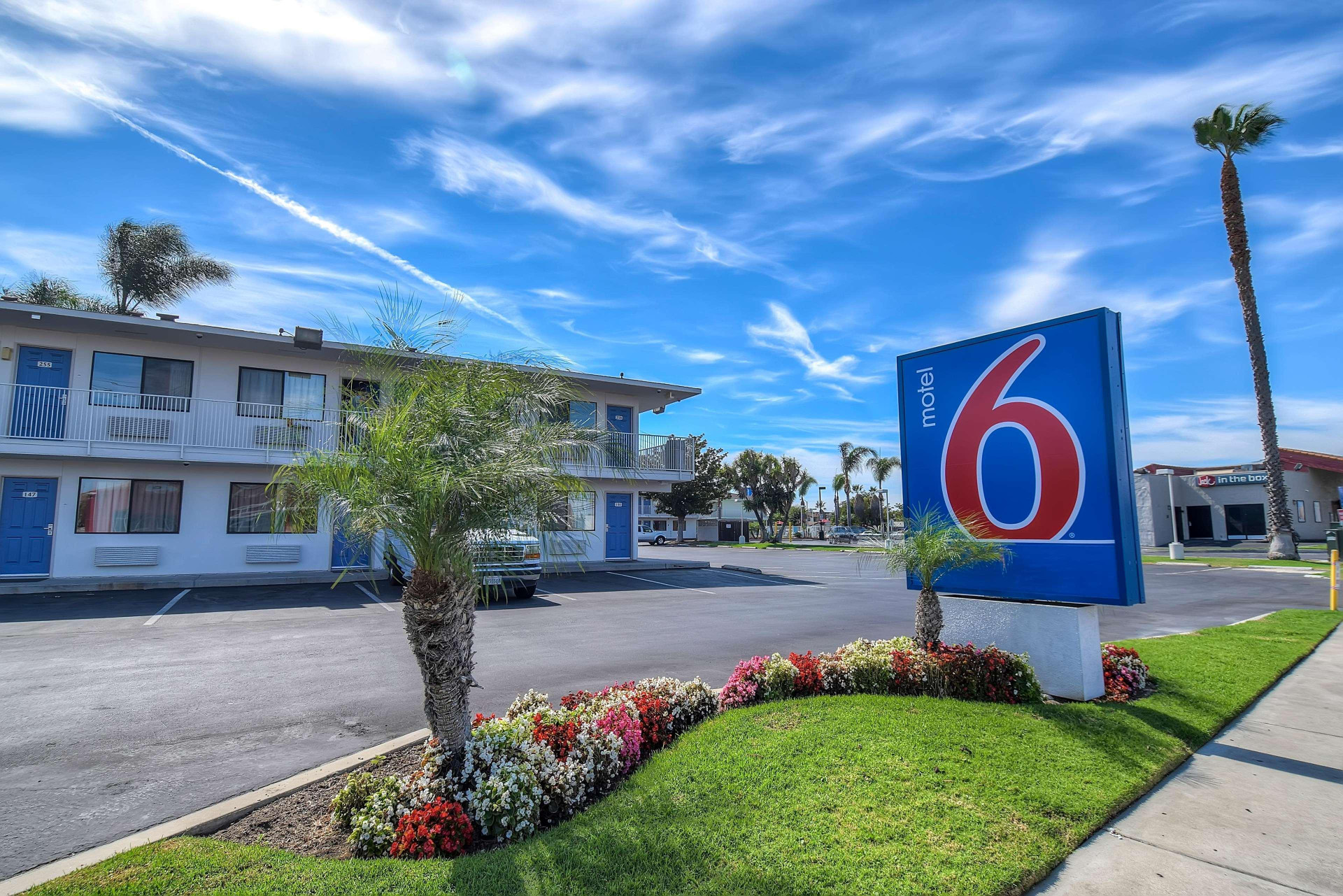 Vista Exterior Motel 6 Stanton, CA - Anaheim West