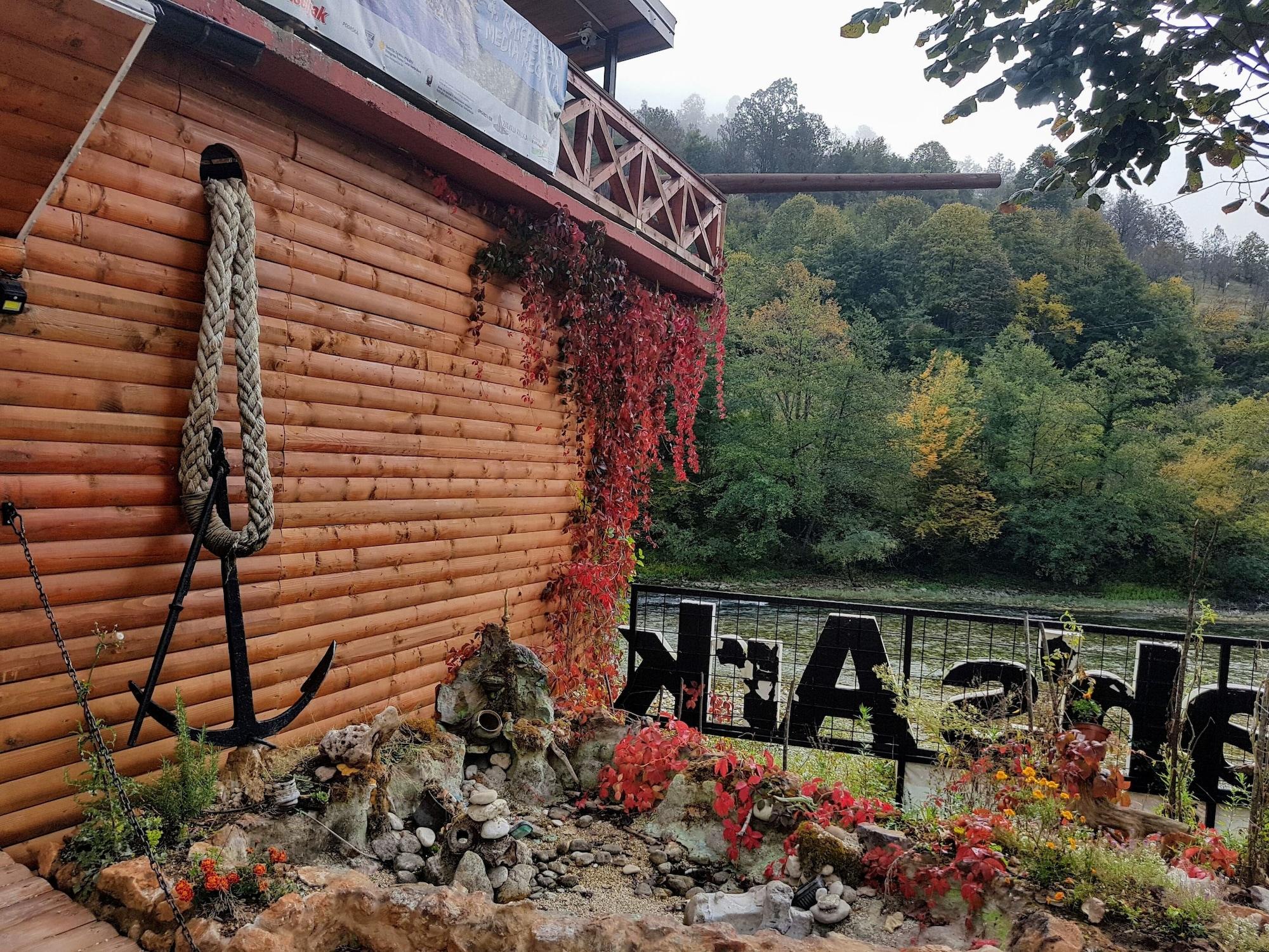 Vista Exterior Dzajica Buk Rooms - Hostel