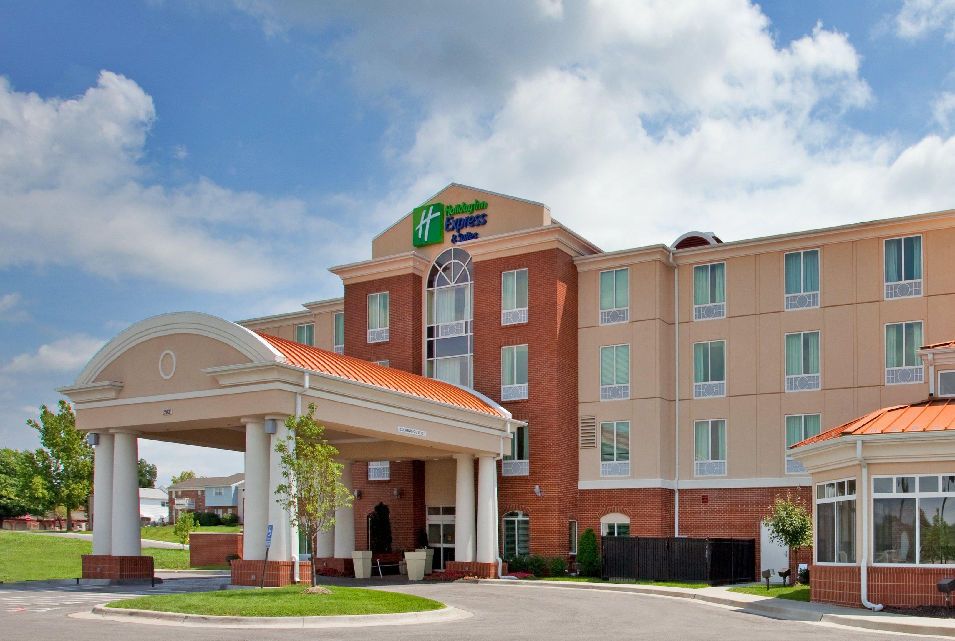 Vista Exterior Holiday Inn Express Suites Kansas City-Grandview
