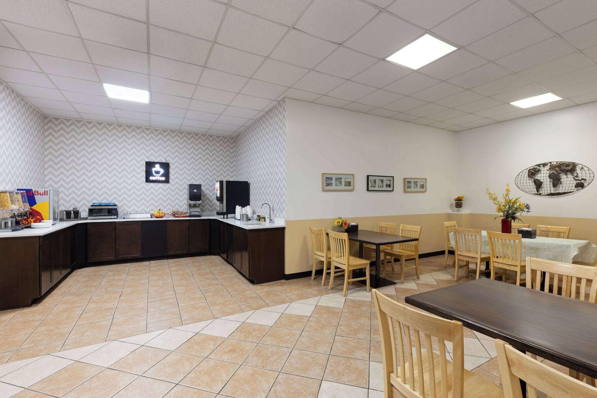 Restaurant Baymont by Wyndham Edson