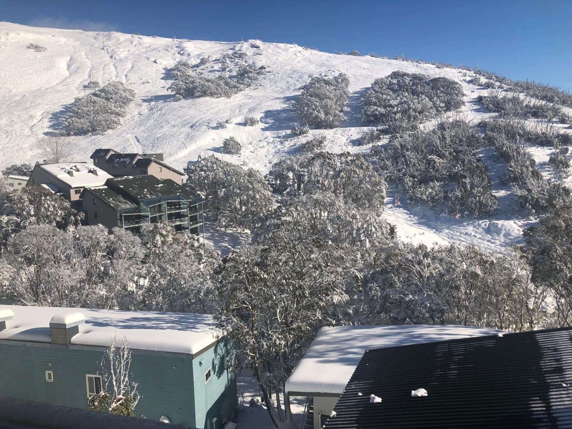 Vista Exterior Falls Creek Hotel