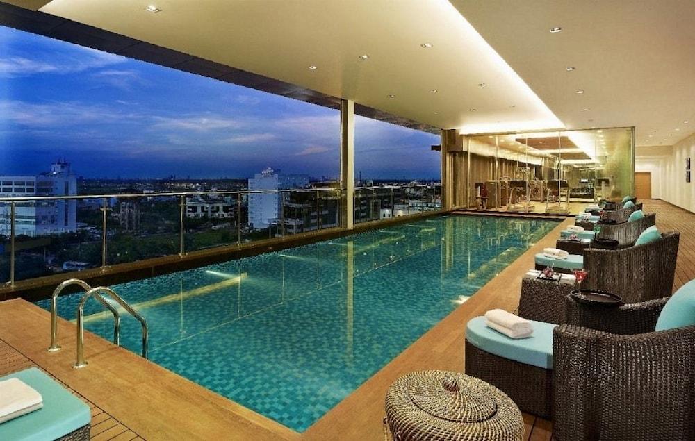 Vista Piscina Vivanta Kolkata EM Bypass