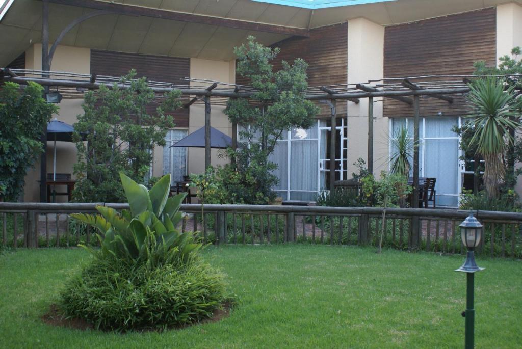 Vista Exterior Airport Inn Bed and Breakfast