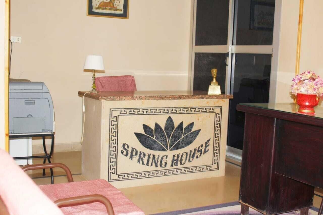 Vista Lobby Spring House