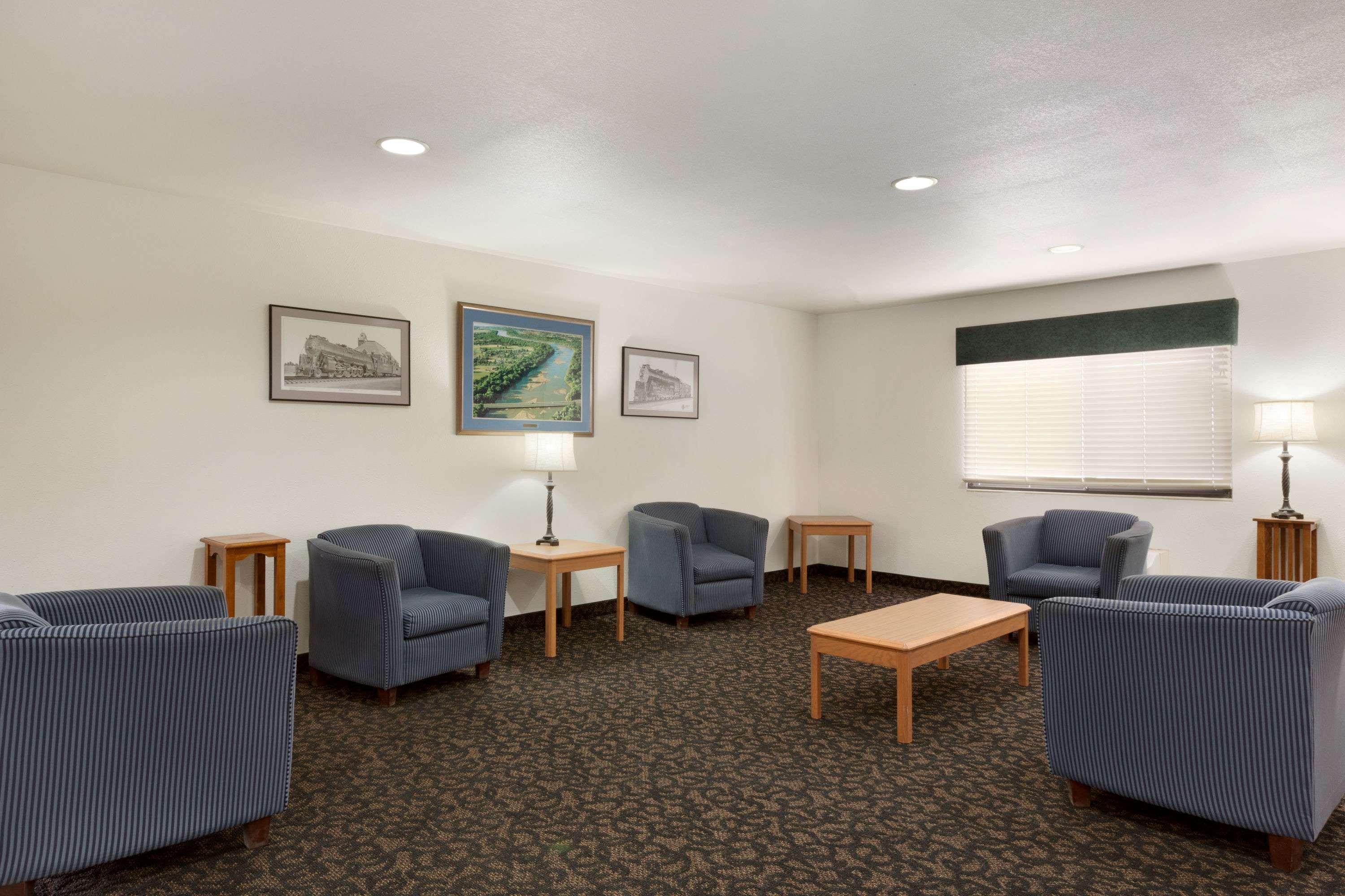 Vista Lobby Travelodge by Wyndham Belen