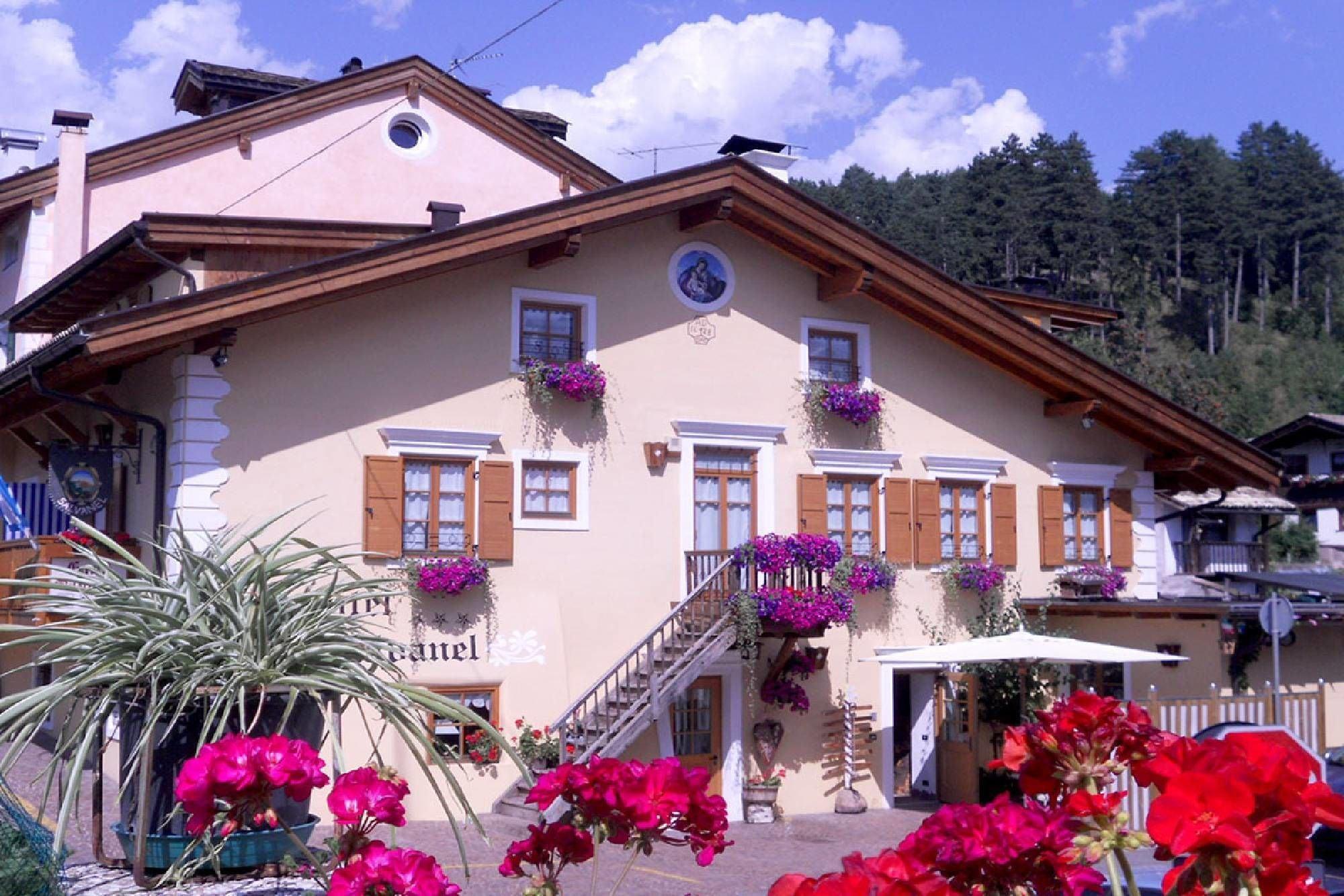 Vista Exterior Hotel Salvanel