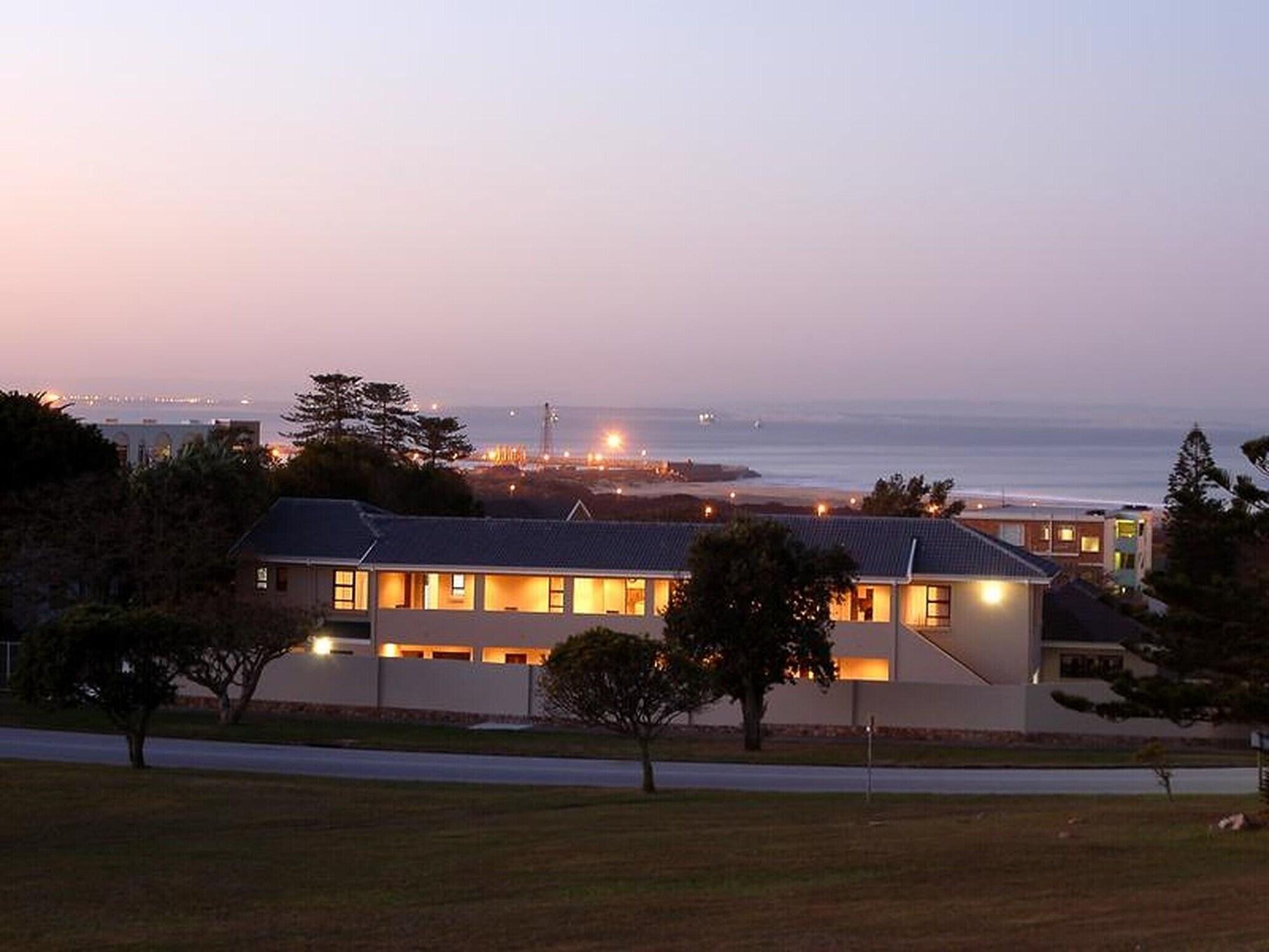 Vista Piscina Room in B&B - Peaceful Guest Room With Double bed and Kitchen, Near Port Elizabeth