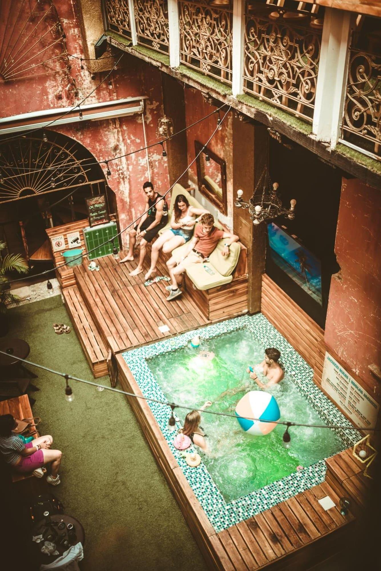 Spa The Clock Hostel And Suites