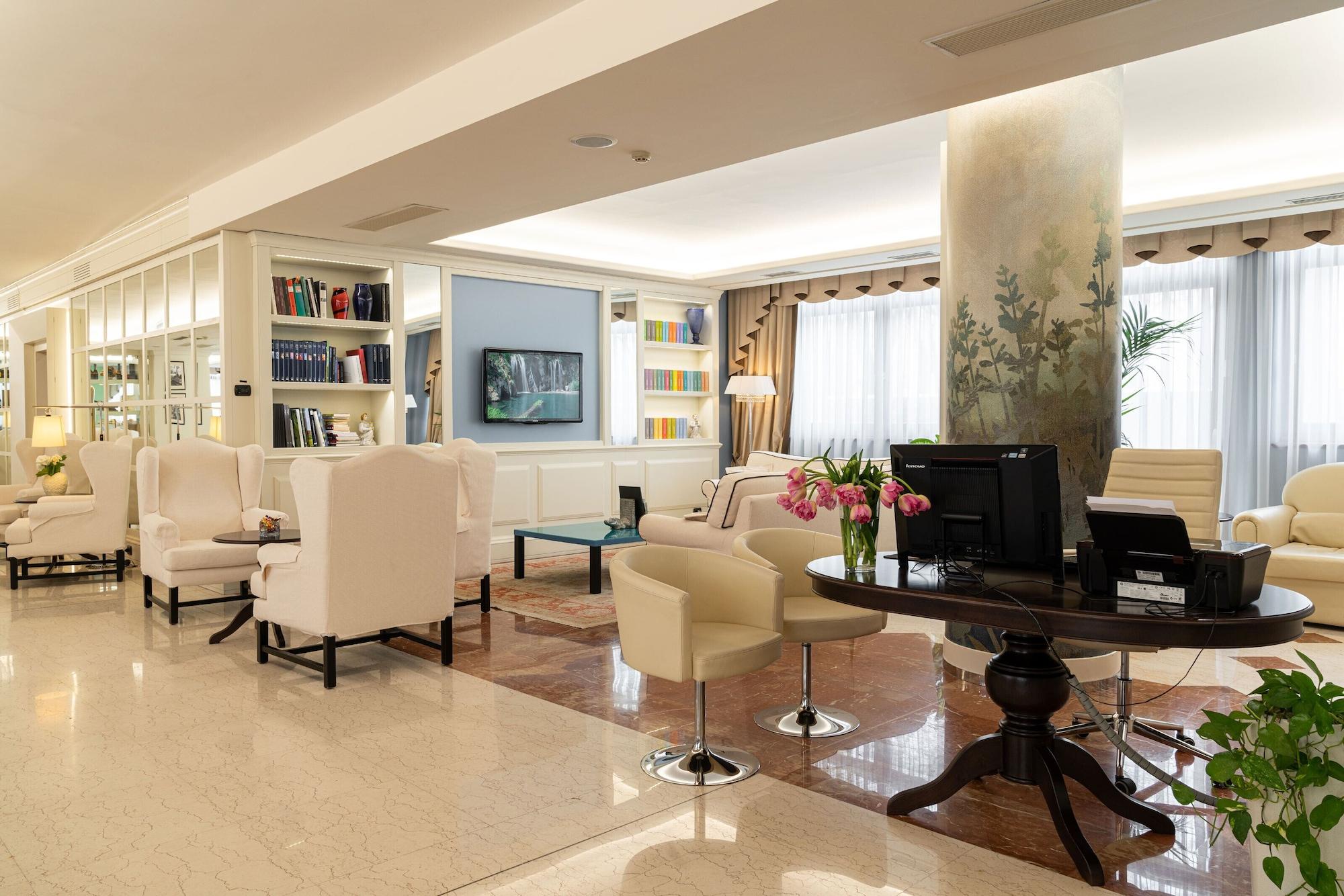 Vista Lobby Hotel Roxy Plaza