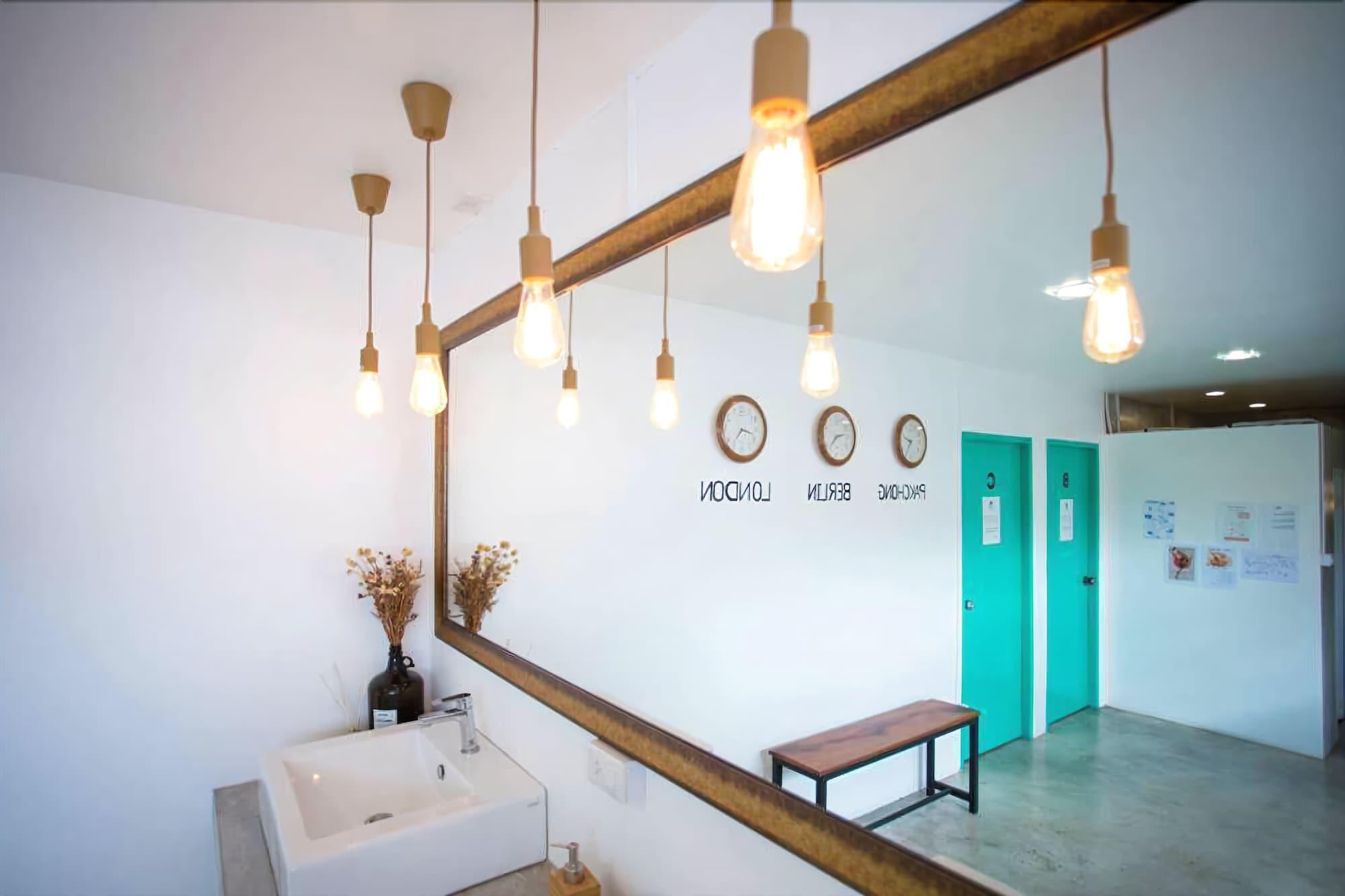 Varios Hello Hostel Pakchong