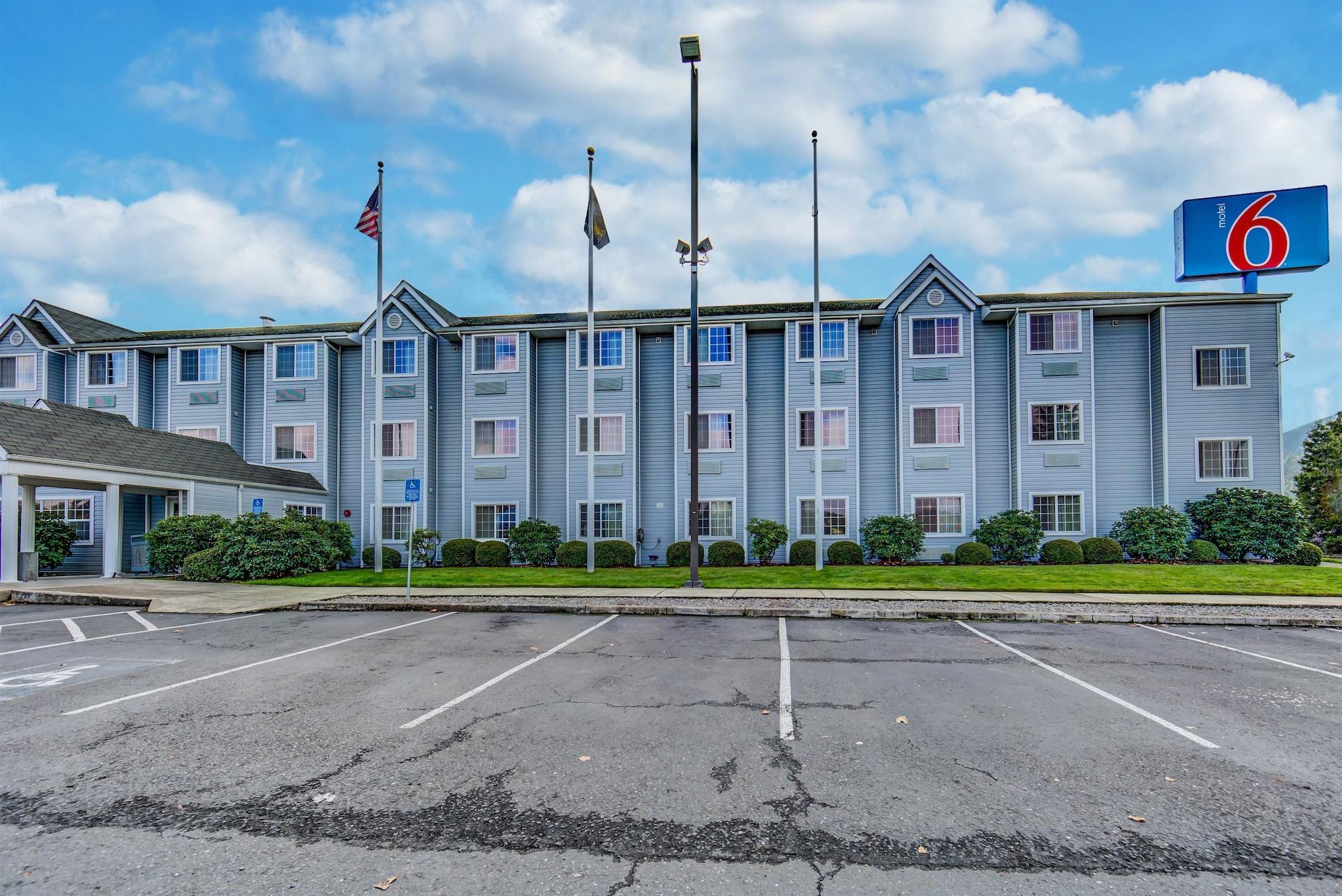 Vista Exterior Motel 6 Sutherlin, OR