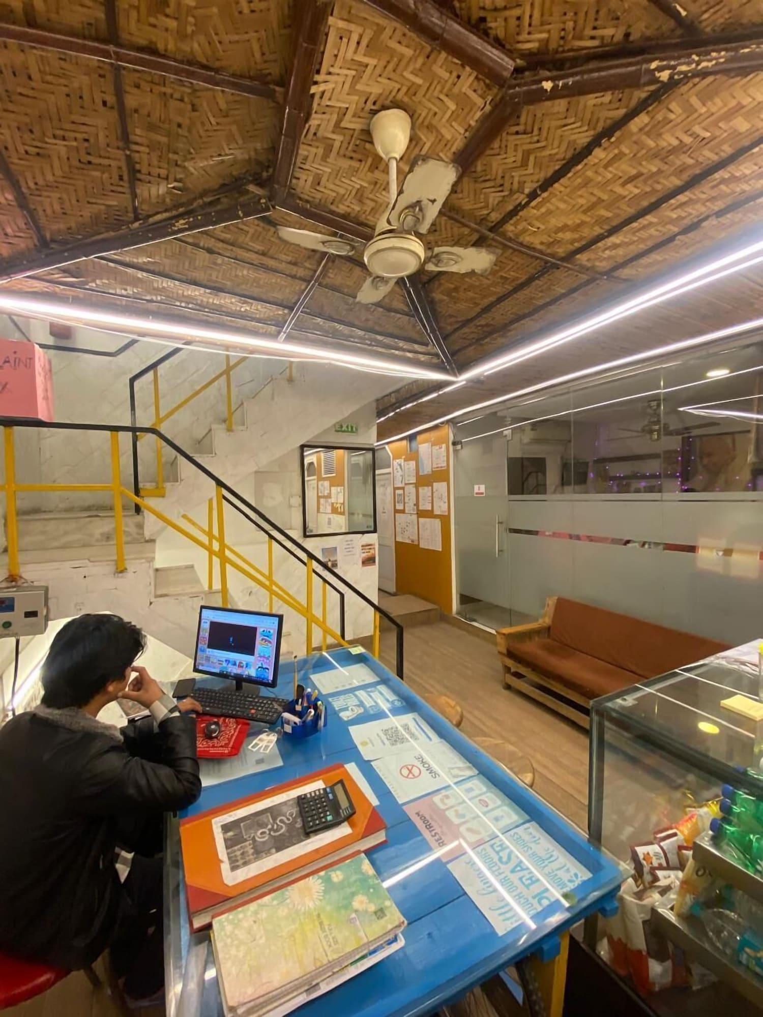 Vista Lobby Bunk Hostel Delhi