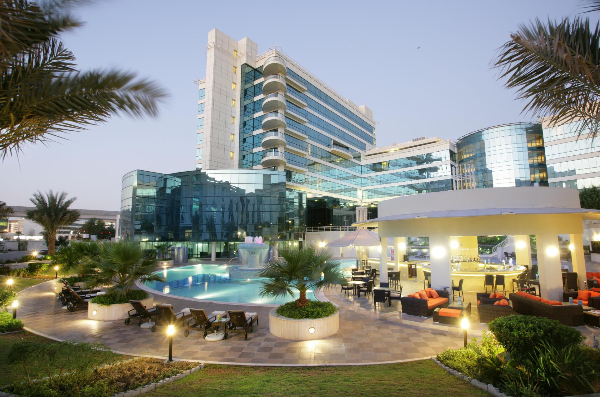 Vista Piscina Millennium Airport Hotel Dubai