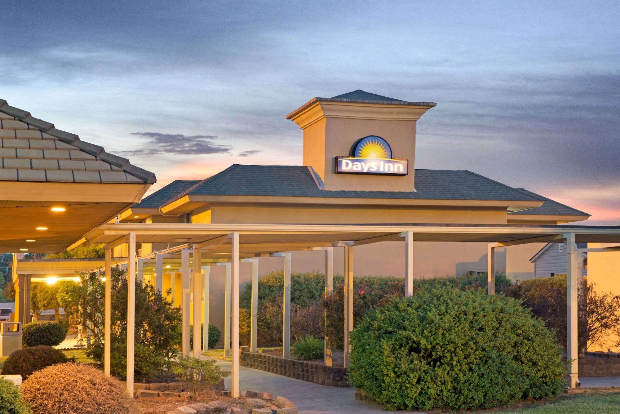 Vista Exterior Days Inn by Wyndham Charlotte/Woodlawn Near Carowinds