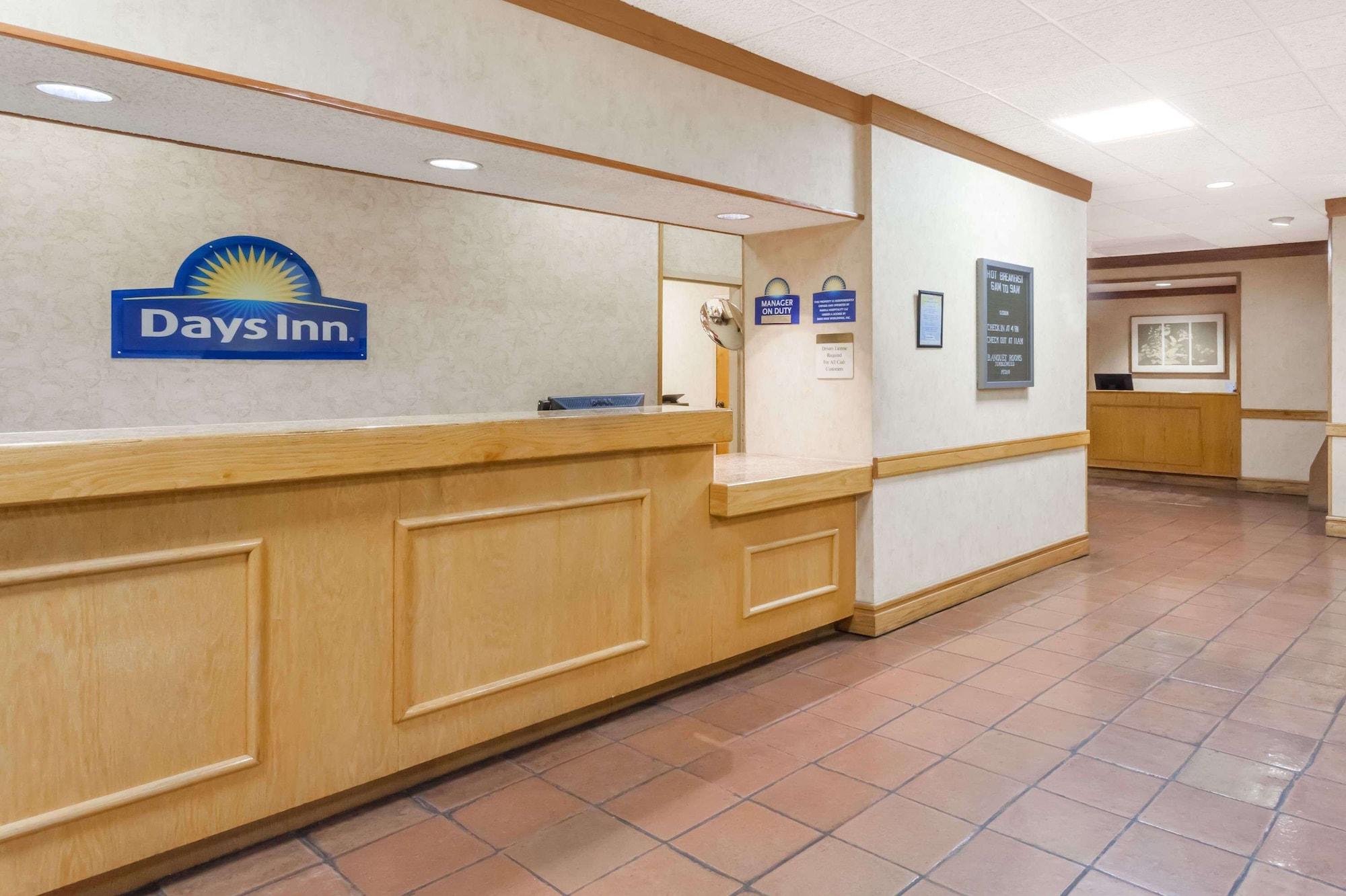Vista Lobby Days Inn by Wyndham Seguin TX