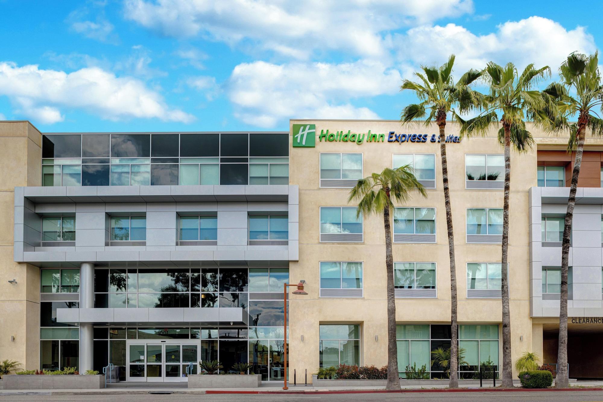 Vista Exterior Holiday Inn Express And Suites Glendale Downtown by IHG