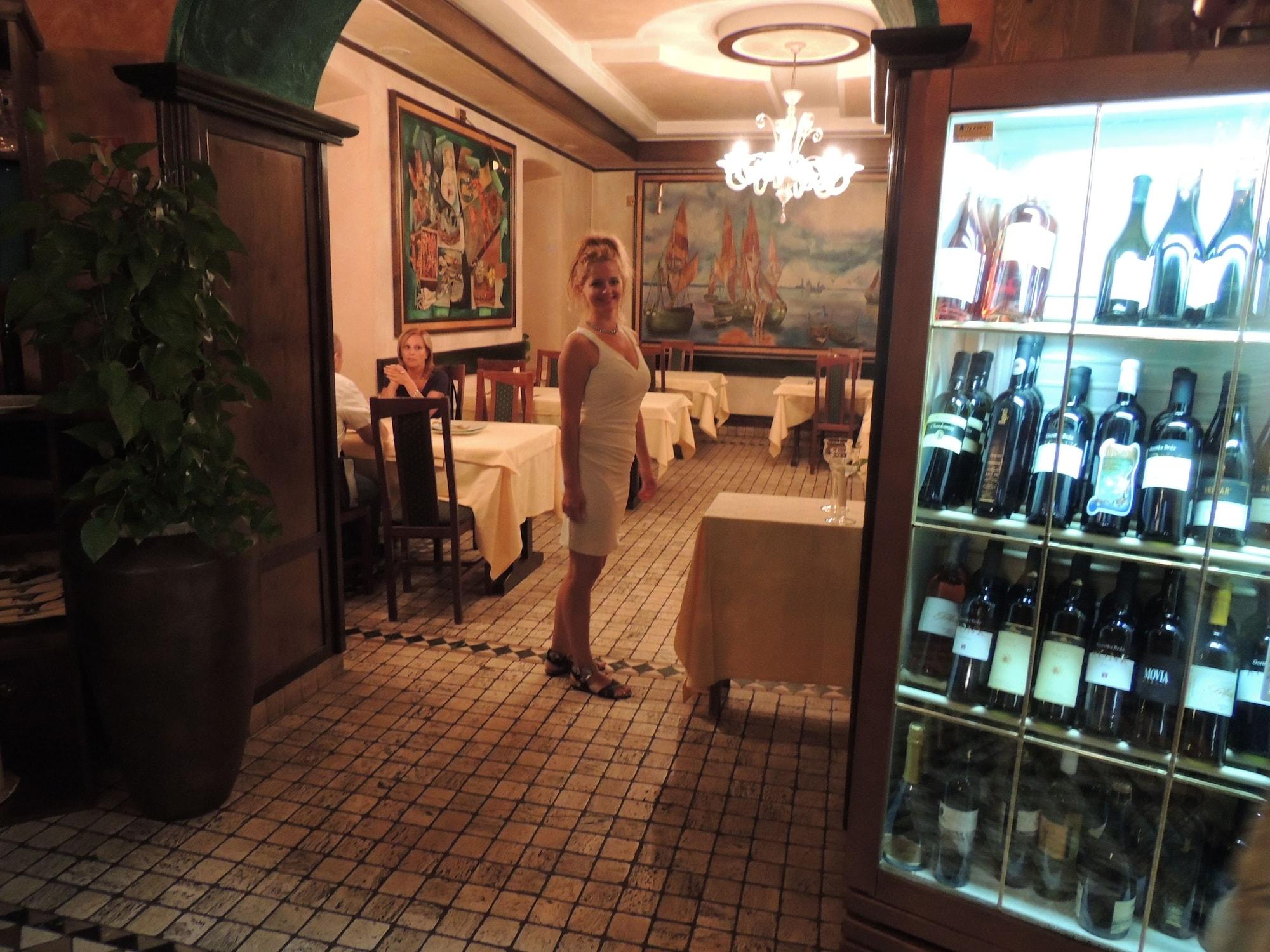 Bar/Salón Villa Andor
