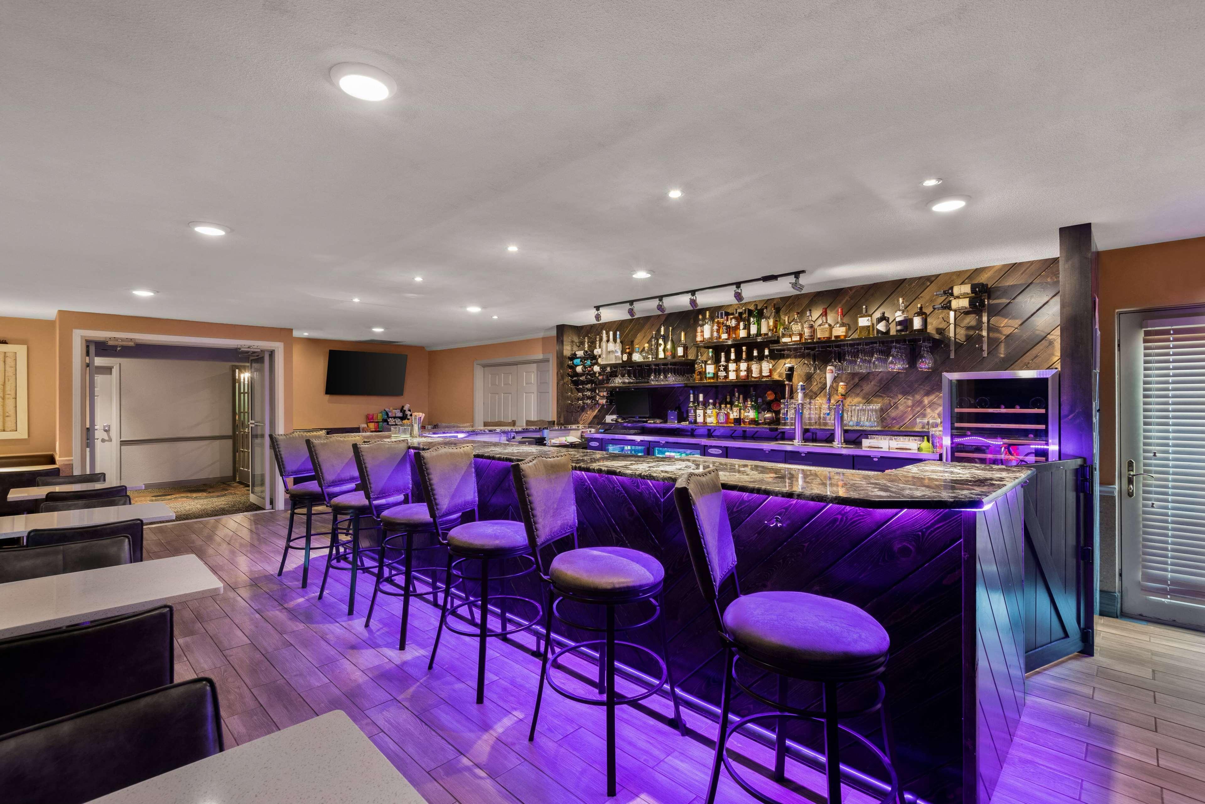 Bar/Salón Wyndham Garden Galena Hotel & Day Spa