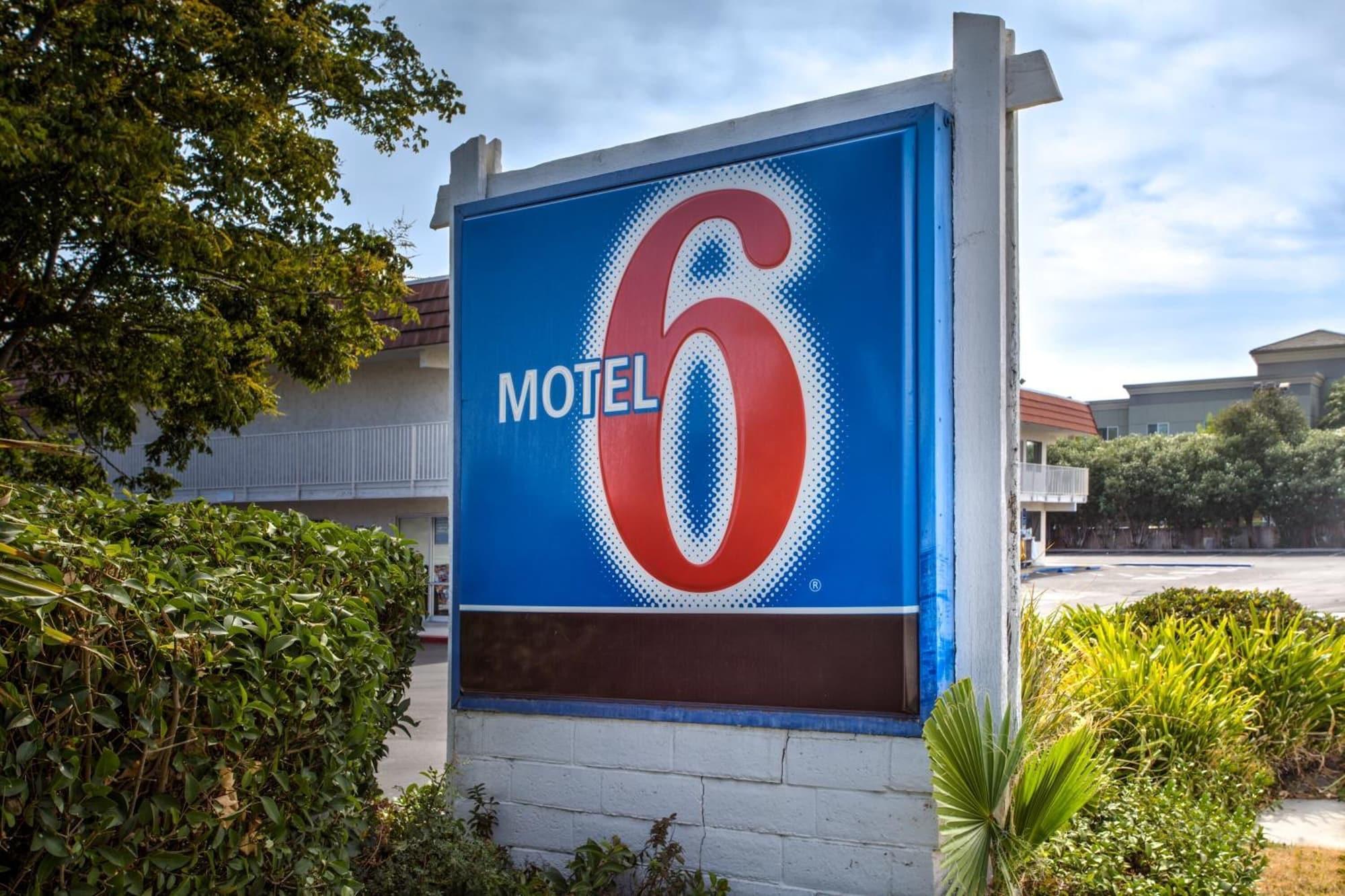 Vista Exterior Motel 6 Vacaville, CA