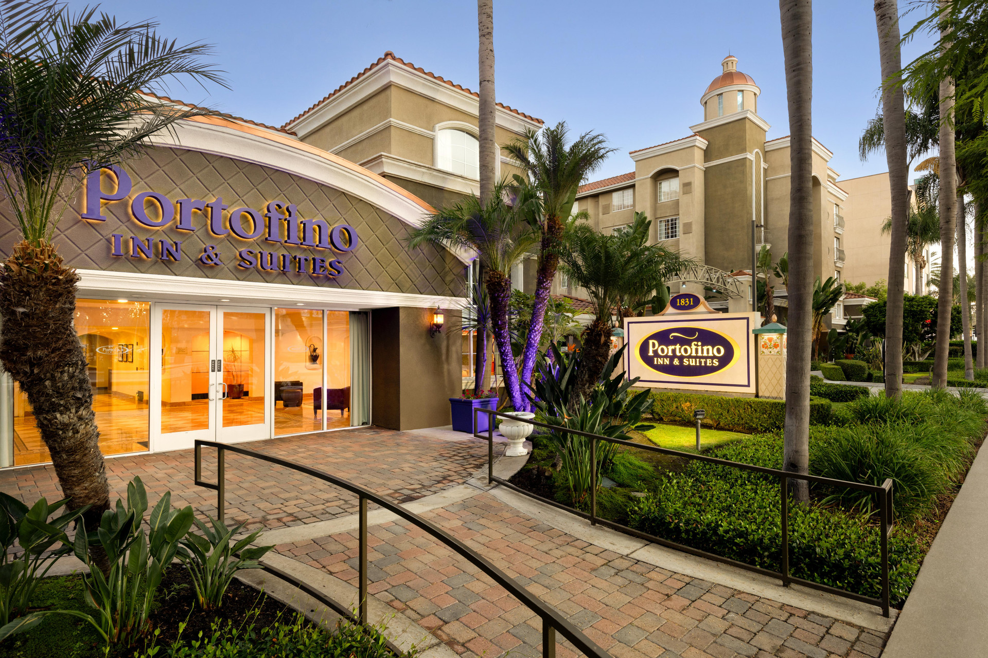 Vista Exterior Anaheim Portofino Inn and Suites