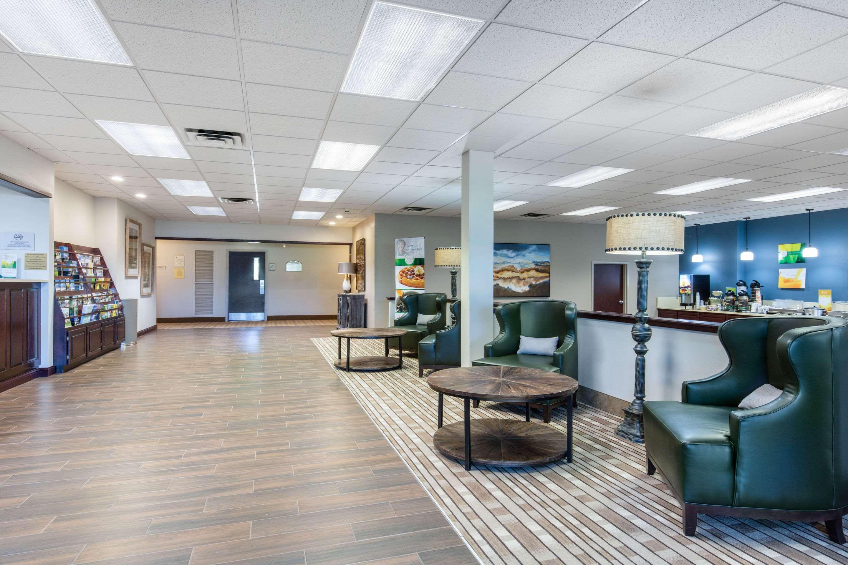 Vista Lobby Quality Inn & Suites Mountain Home North