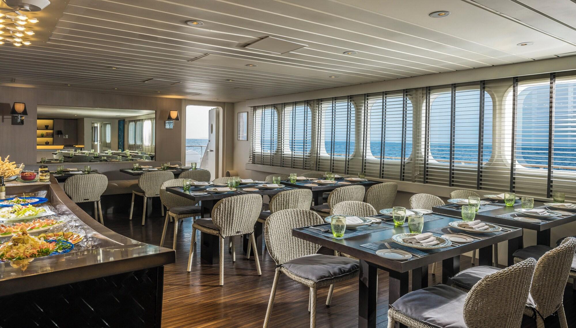 Bar/Salón Four Seasons Explorer, Palau - Cruising Resort